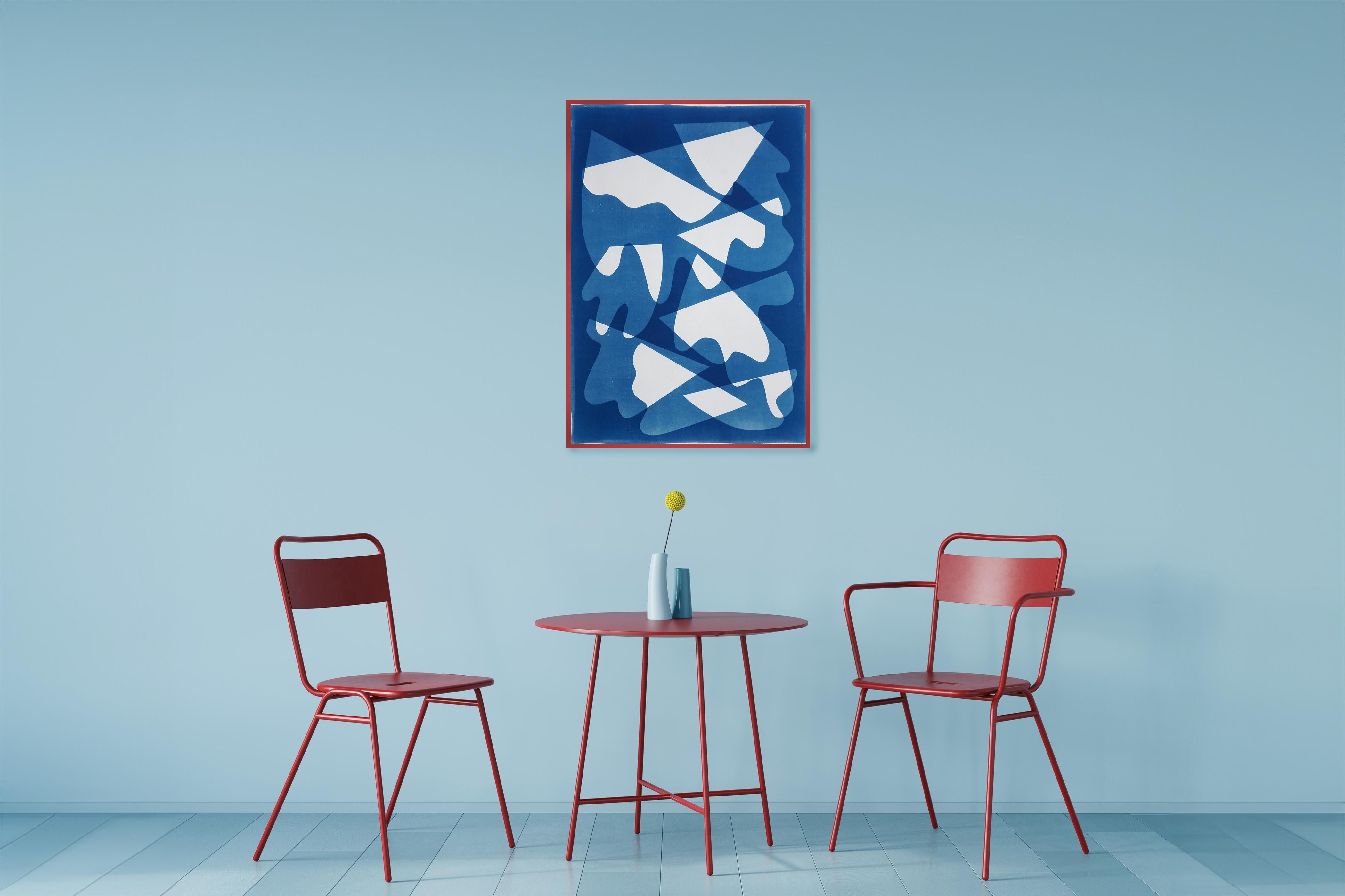 Ce cyanotype monotype unique, rendu dans de riches tons bleus, s'inspire des formes modernes du milieu du siècle pour explorer les thèmes de l'équilibre et de la dualité. Des formes abstraites font écho à l'harmonie et au contraste, agencées dans
