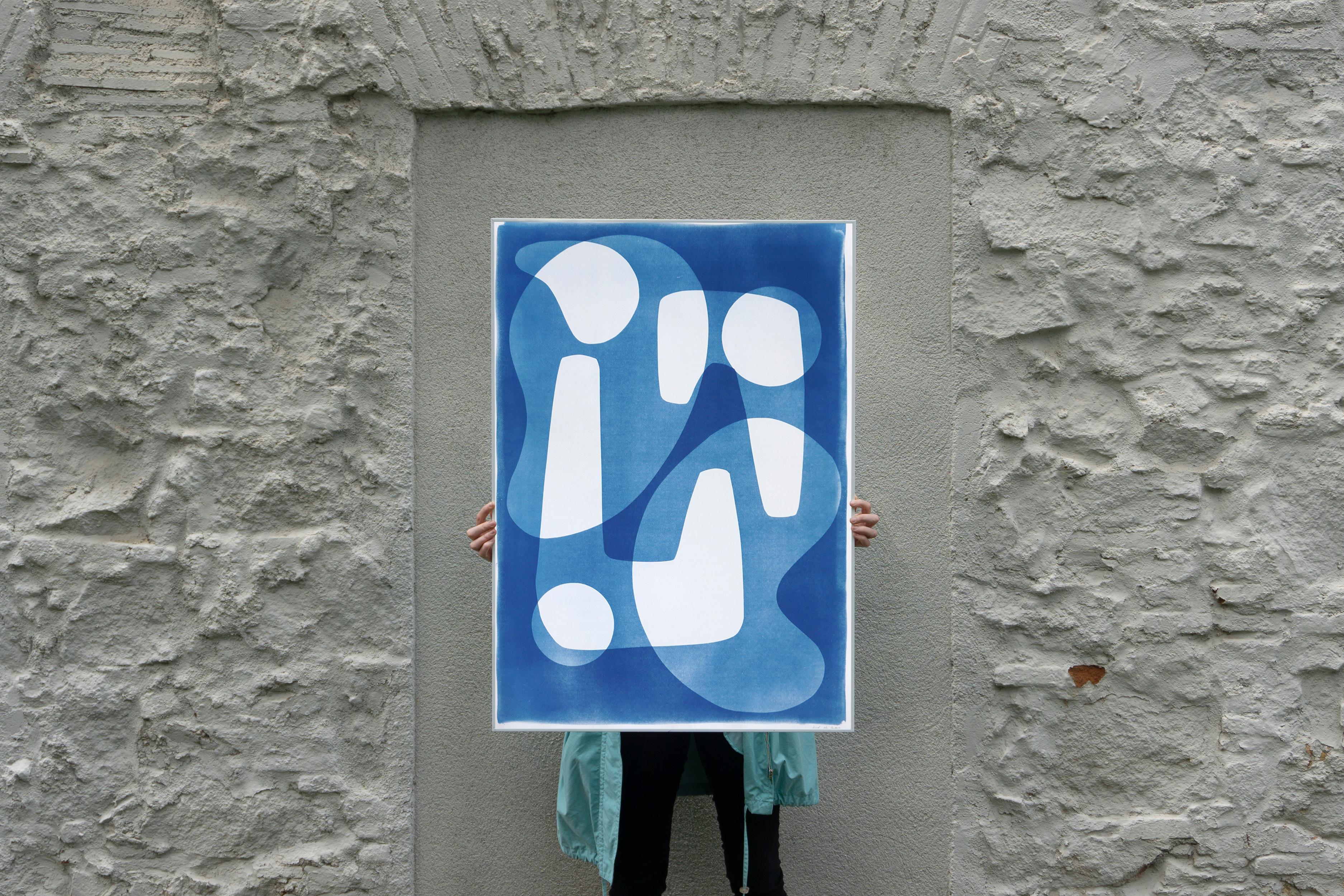 Weiße und blaue Jetsons-Stil-Formen, handgefertigte Cyanotypie, einzigartige, moderne Formen – Photograph von Kind of Cyan