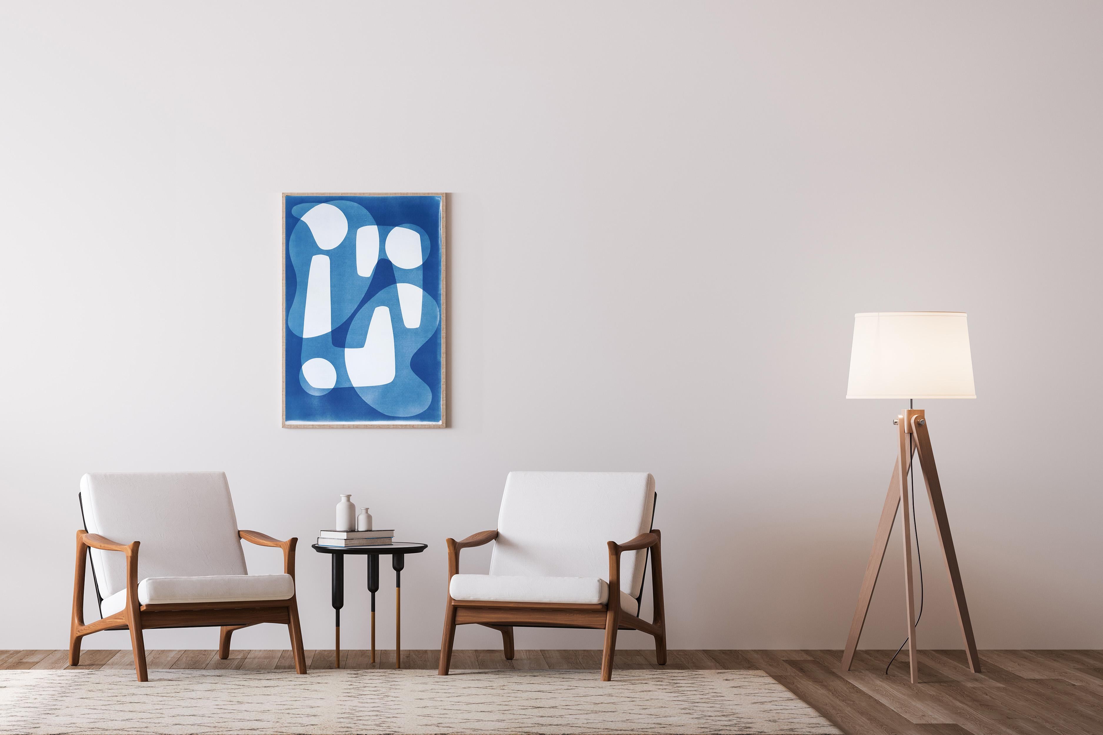 Weiße und blaue Jetsons-Stil-Formen, handgefertigte Cyanotypie, einzigartige, moderne Formen (Futuristisch), Photograph, von Kind of Cyan