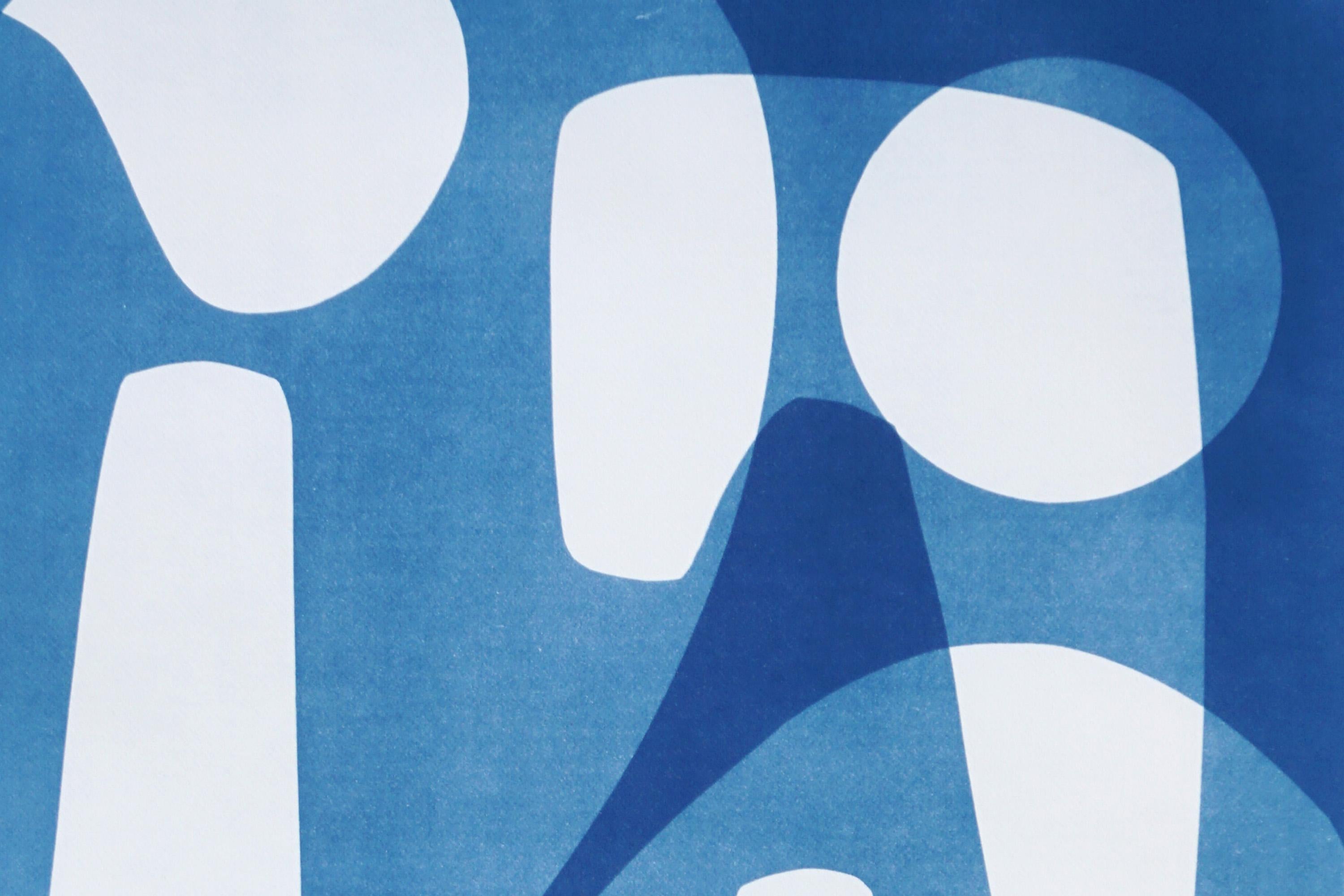 Il s'agit d'un cyanotype unique exclusif, imprimé à la main, qui s'inspire des formes modernes du milieu du siècle dernier.
Il a été réalisé en superposant des papiers découpés et différentes expositions à la lumière UV. 

Détails :
+ Titre : Formes