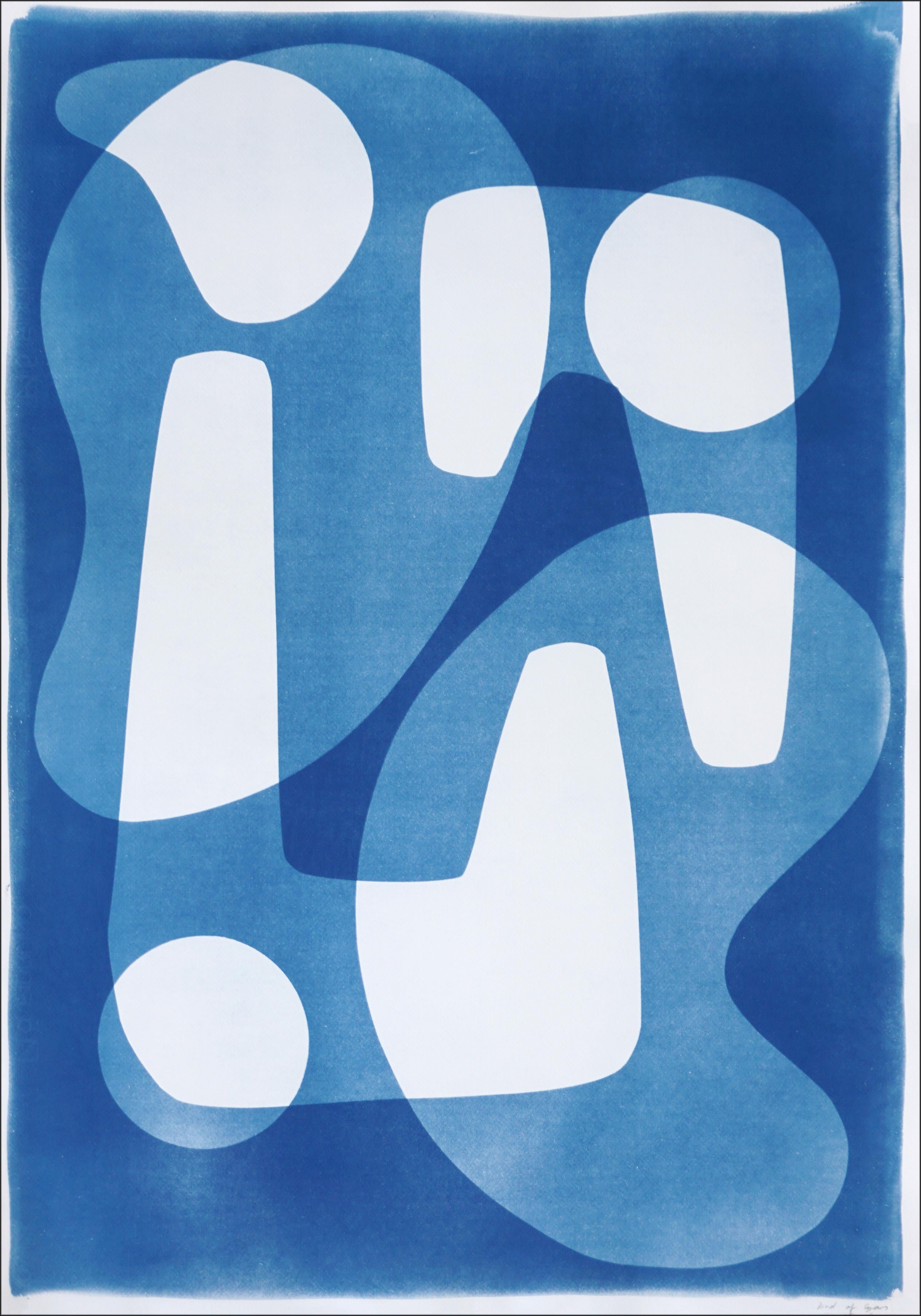 Kind of Cyan Abstract Photograph – Weiße und blaue Jetsons-Stil-Formen, handgefertigte Cyanotypie, einzigartige, moderne Formen