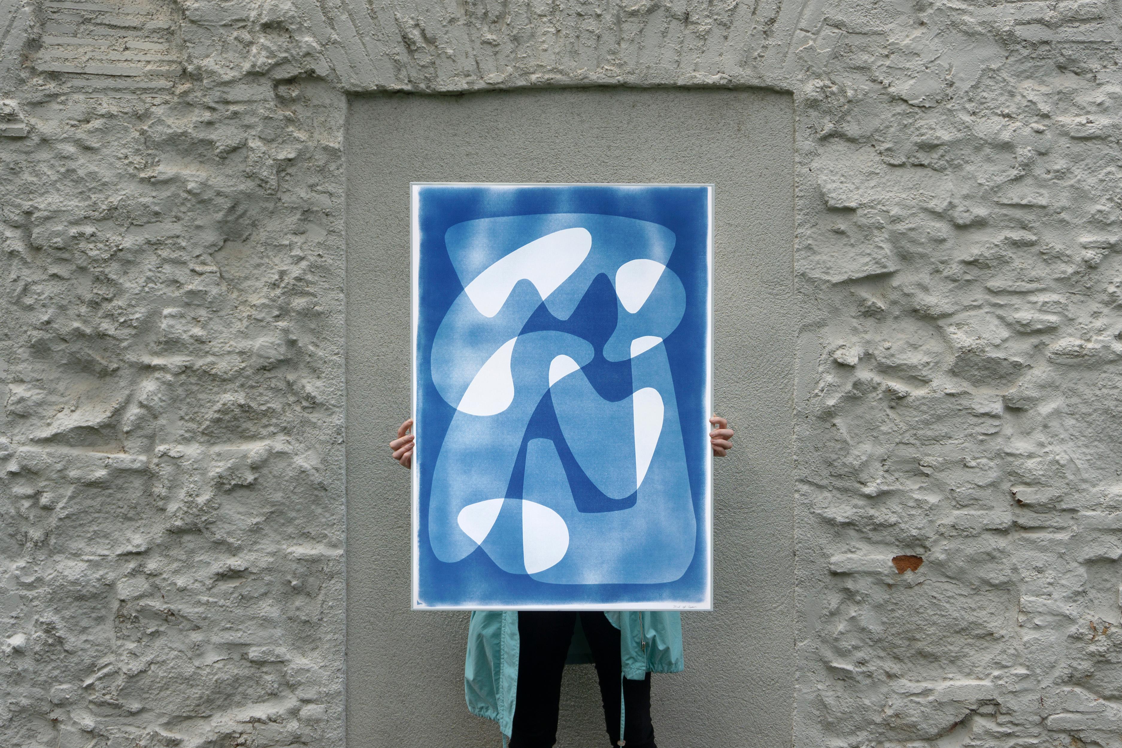 Weißes und blaues Muster von Paletten, moderne, schwebende Formen, einzigartige Cyanotyp  – Print von Kind of Cyan