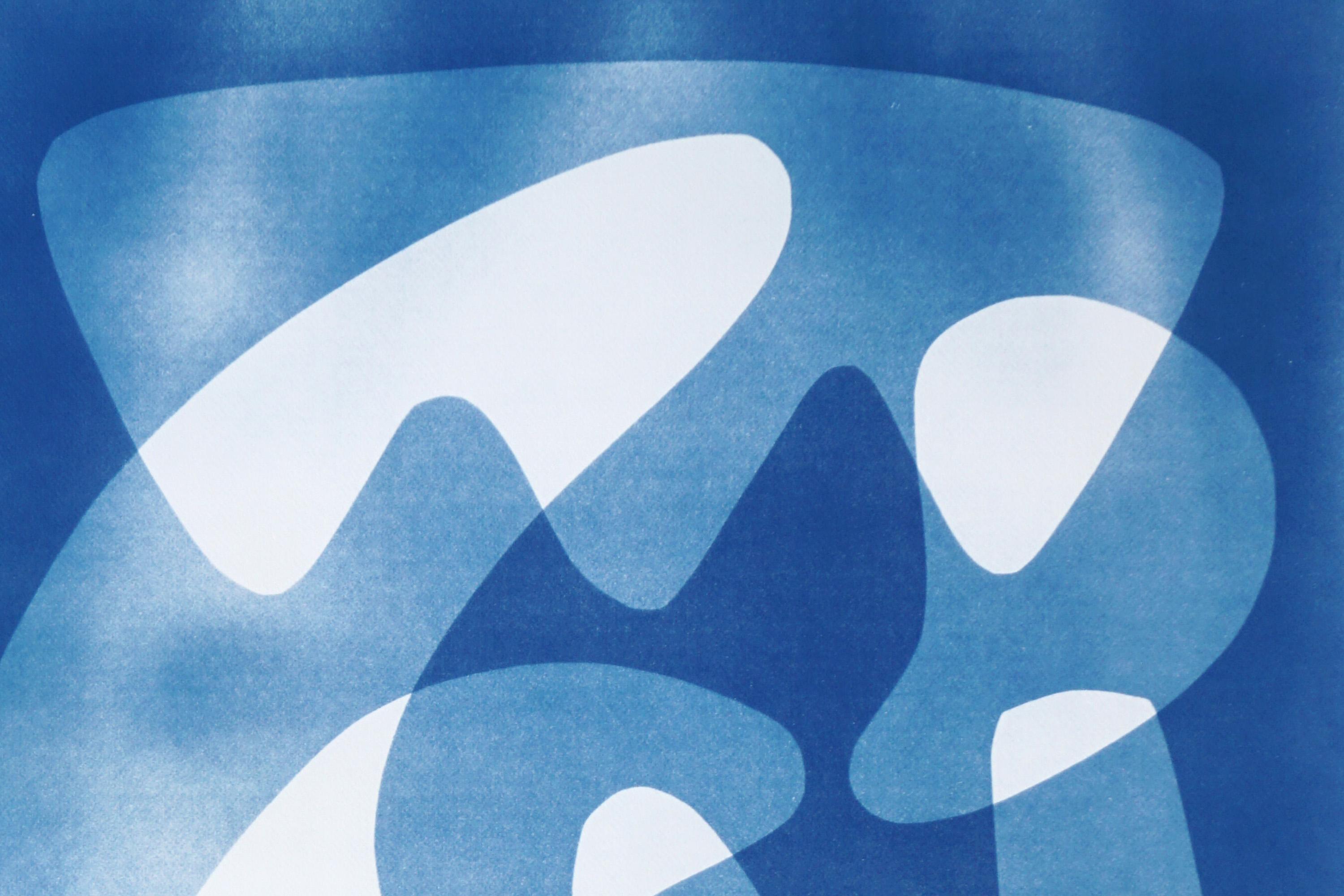Weißes und blaues Muster von Paletten, moderne, schwebende Formen, einzigartige Cyanotyp  (Amerikanische Moderne), Print, von Kind of Cyan