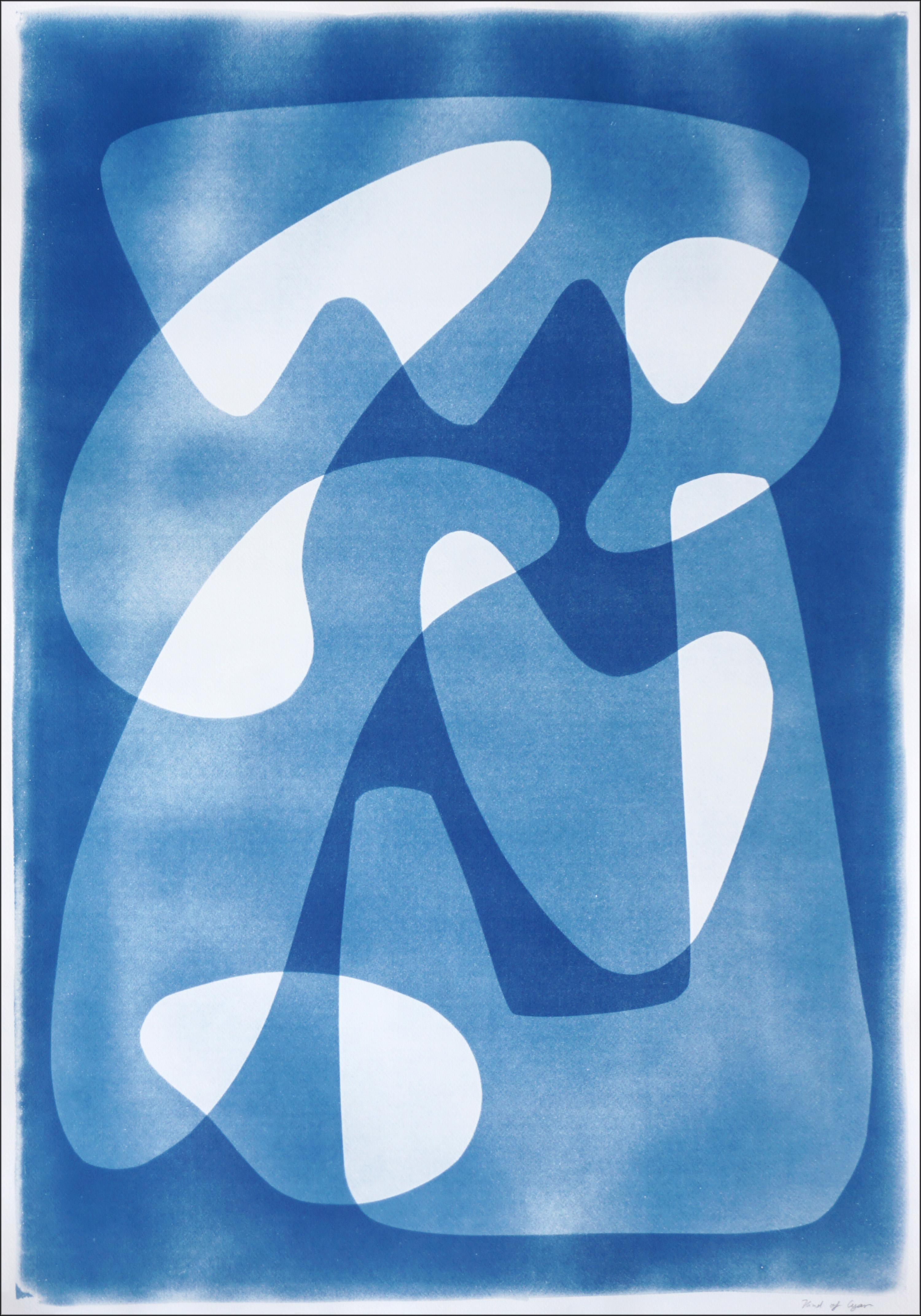 Kind of Cyan Abstract Print – Weißes und blaues Muster von Paletten, moderne, schwebende Formen, einzigartige Cyanotyp 