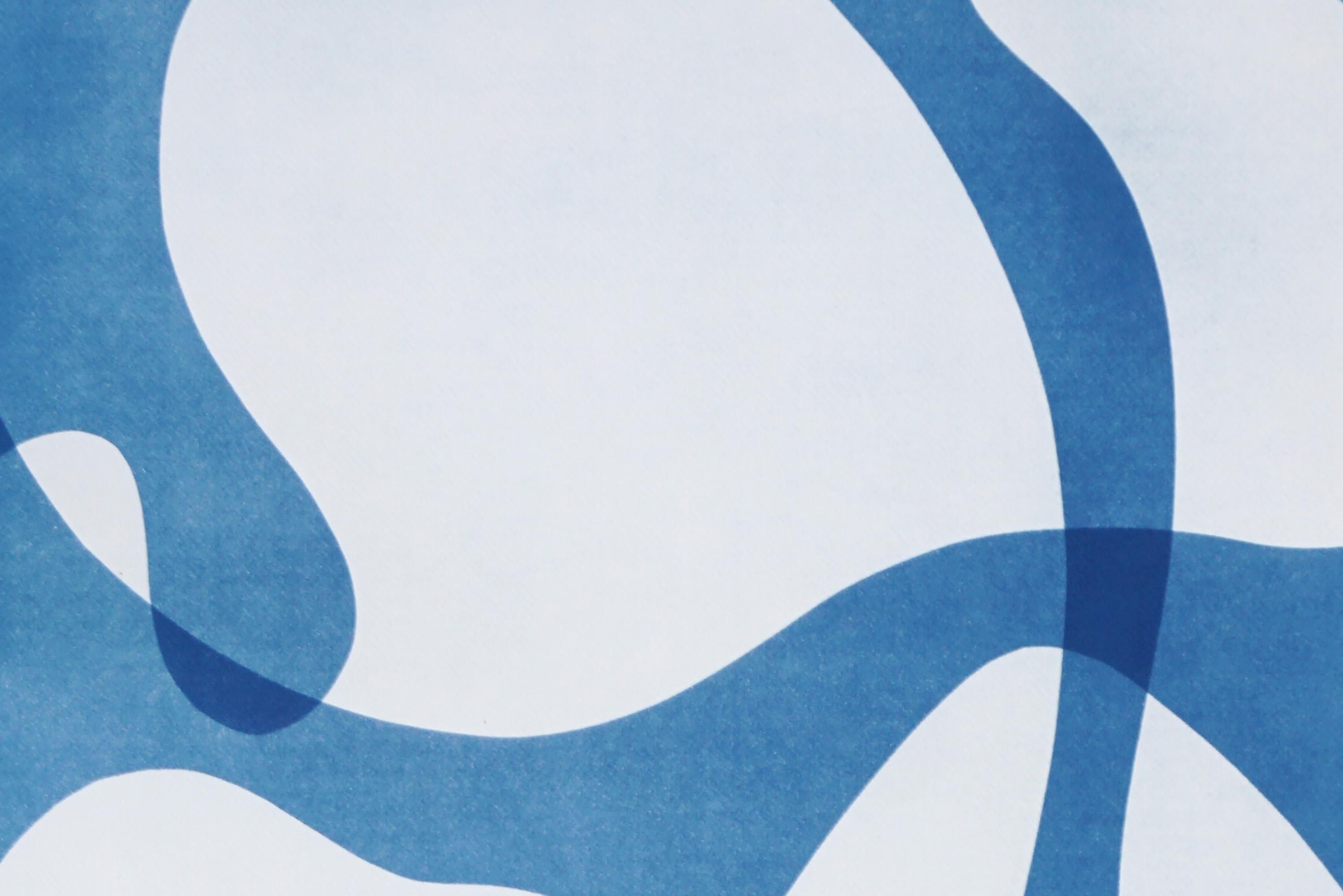 Il s'agit d'un cyanotype unique exclusif, imprimé à la main, qui s'inspire des formes modernes du milieu du siècle dernier.
Il a été réalisé en superposant des papiers découpés et différentes expositions à la lumière UV. 

Détails :
+ Titre : Formes