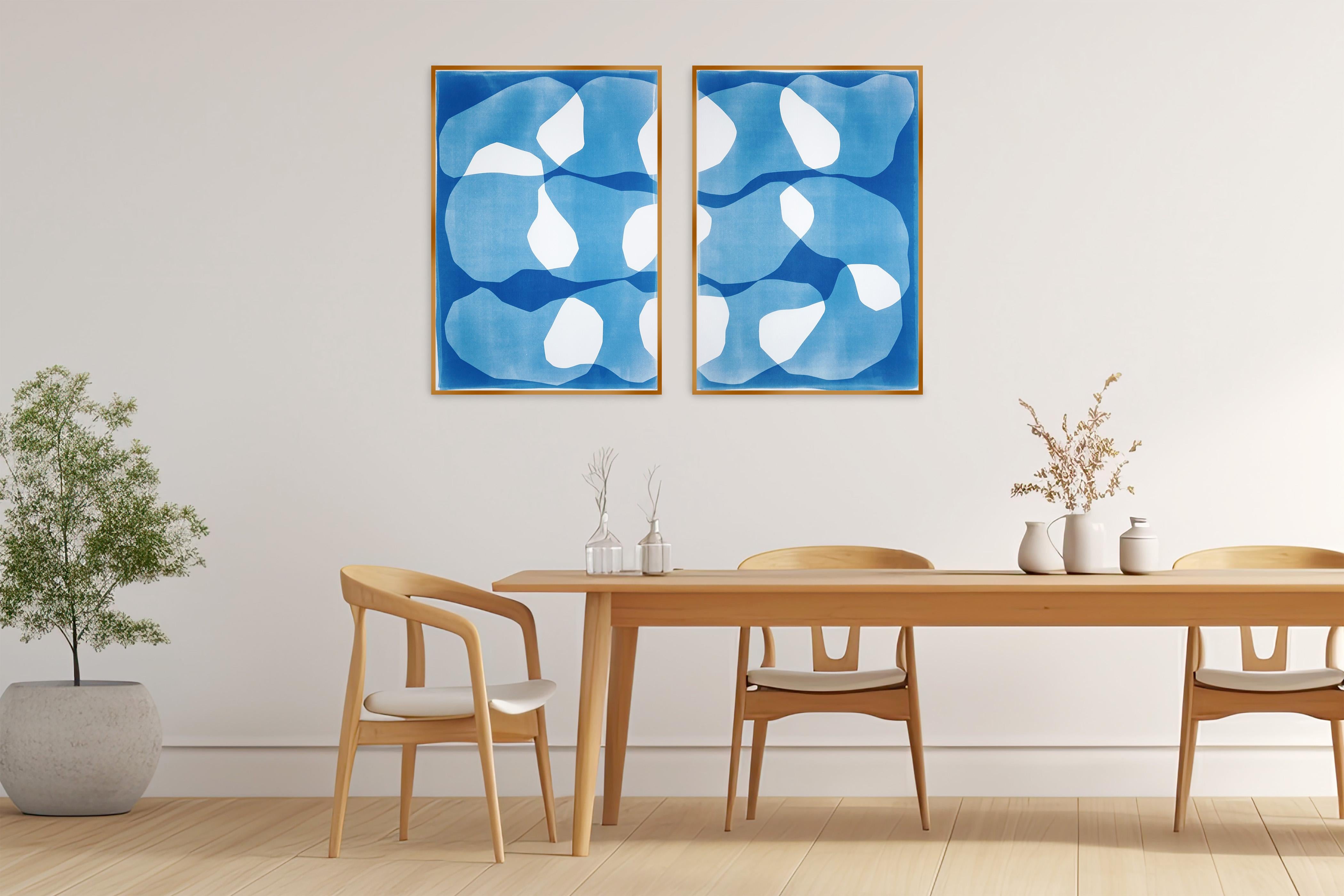 Dittico di ovali Zig Zag, monotipi in cianotipia dai toni blu, forme organiche fluttuanti - Print di Kind of Cyan