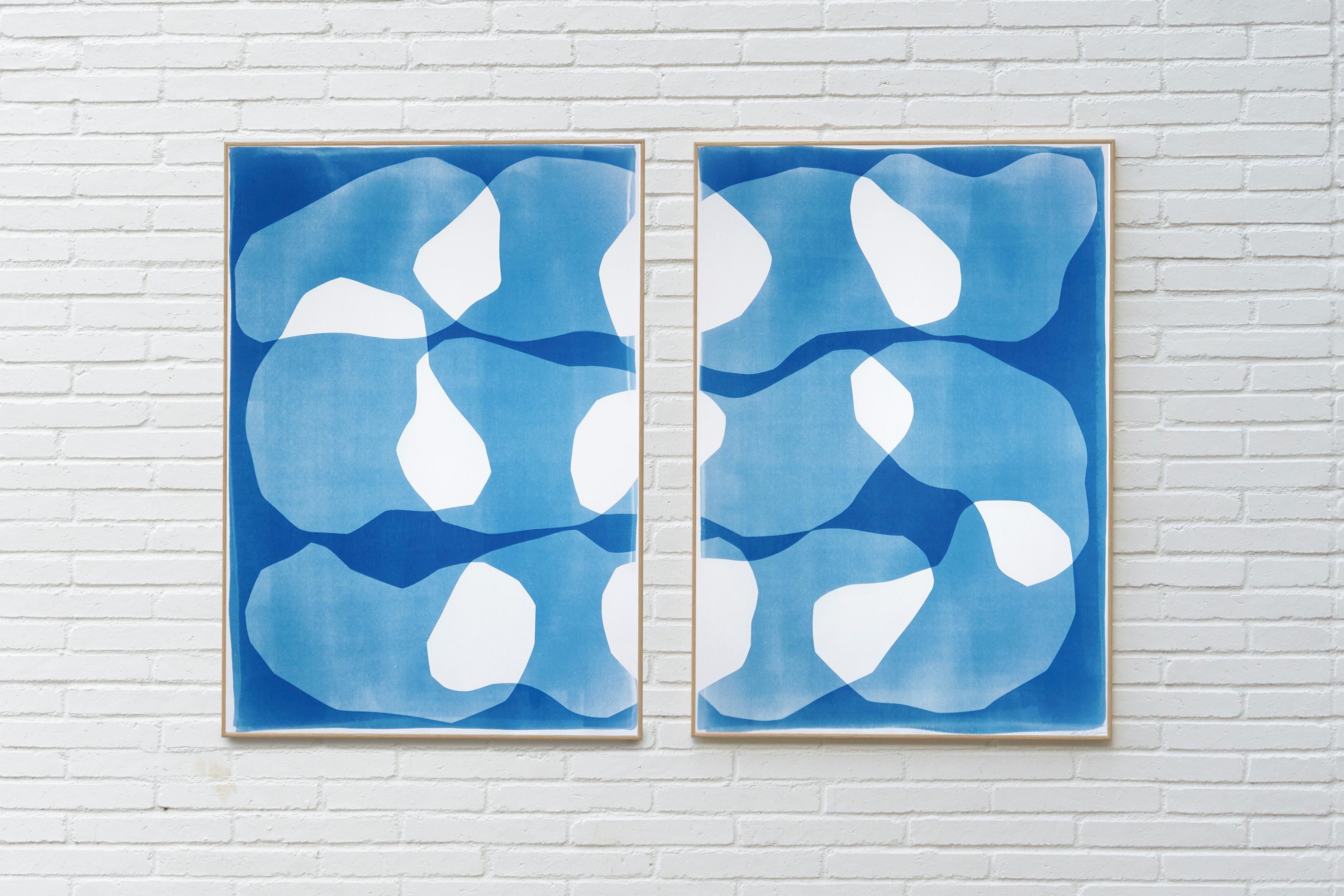 Dittico di ovali Zig Zag, monotipi in cianotipia dai toni blu, forme organiche fluttuanti - Print Moderno di Kind of Cyan
