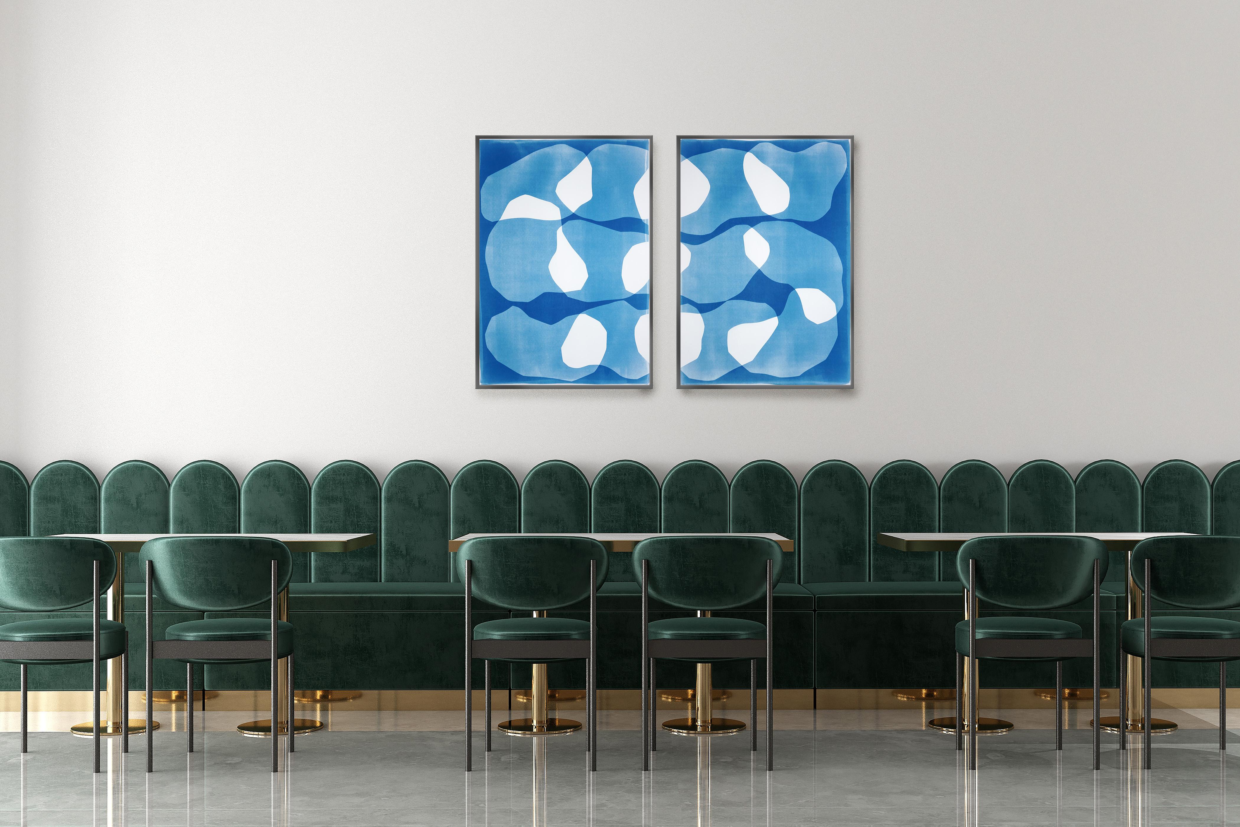 Dittico di ovali Zig Zag, monotipi in cianotipia dai toni blu, forme organiche fluttuanti - Abstract Print Blu di Kind of Cyan