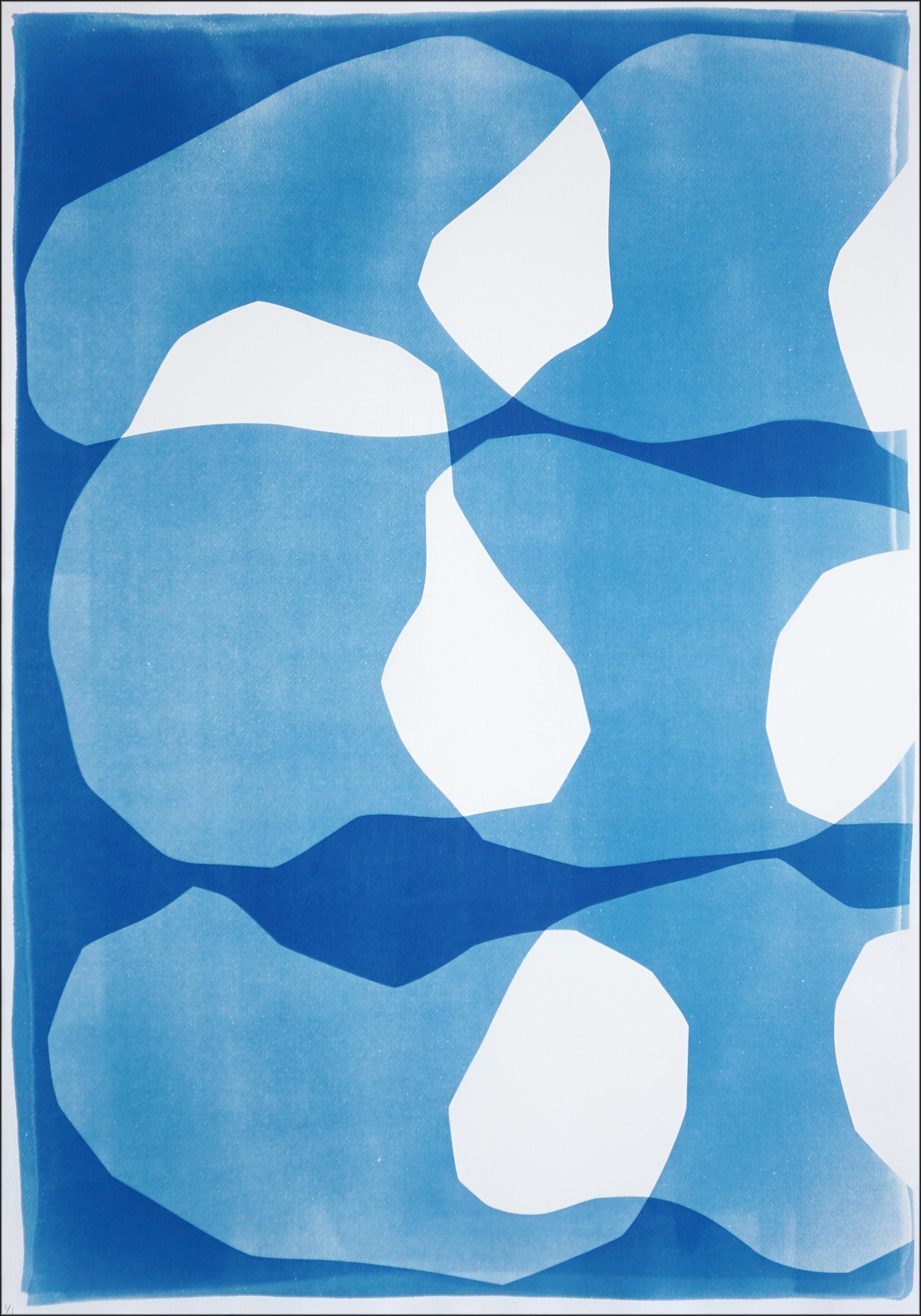 Zigzag Ovals è un dittico di monotipi in cianotipia che esplora l'interazione tra forme fluide e ripetizione strutturata. Le forme organiche bianche si muovono su ricchi campi tonali blu, creando un senso di movimento e ritmo visivo. La composizione