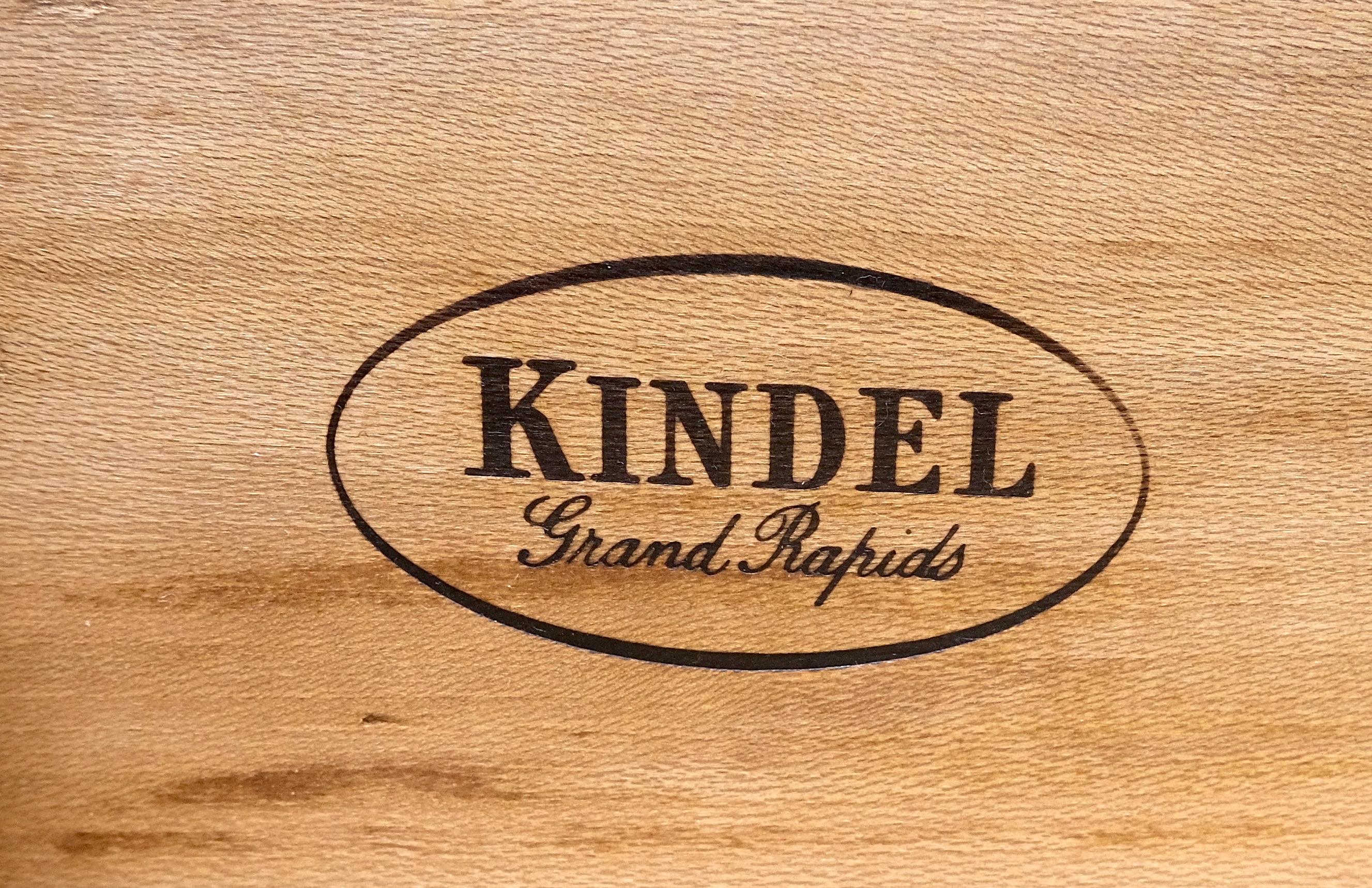Américain Kindel 7 Tiroirs Fruitwood Heavy Brass Drop Pulls High Chest Tall Dresser MINT ! en vente