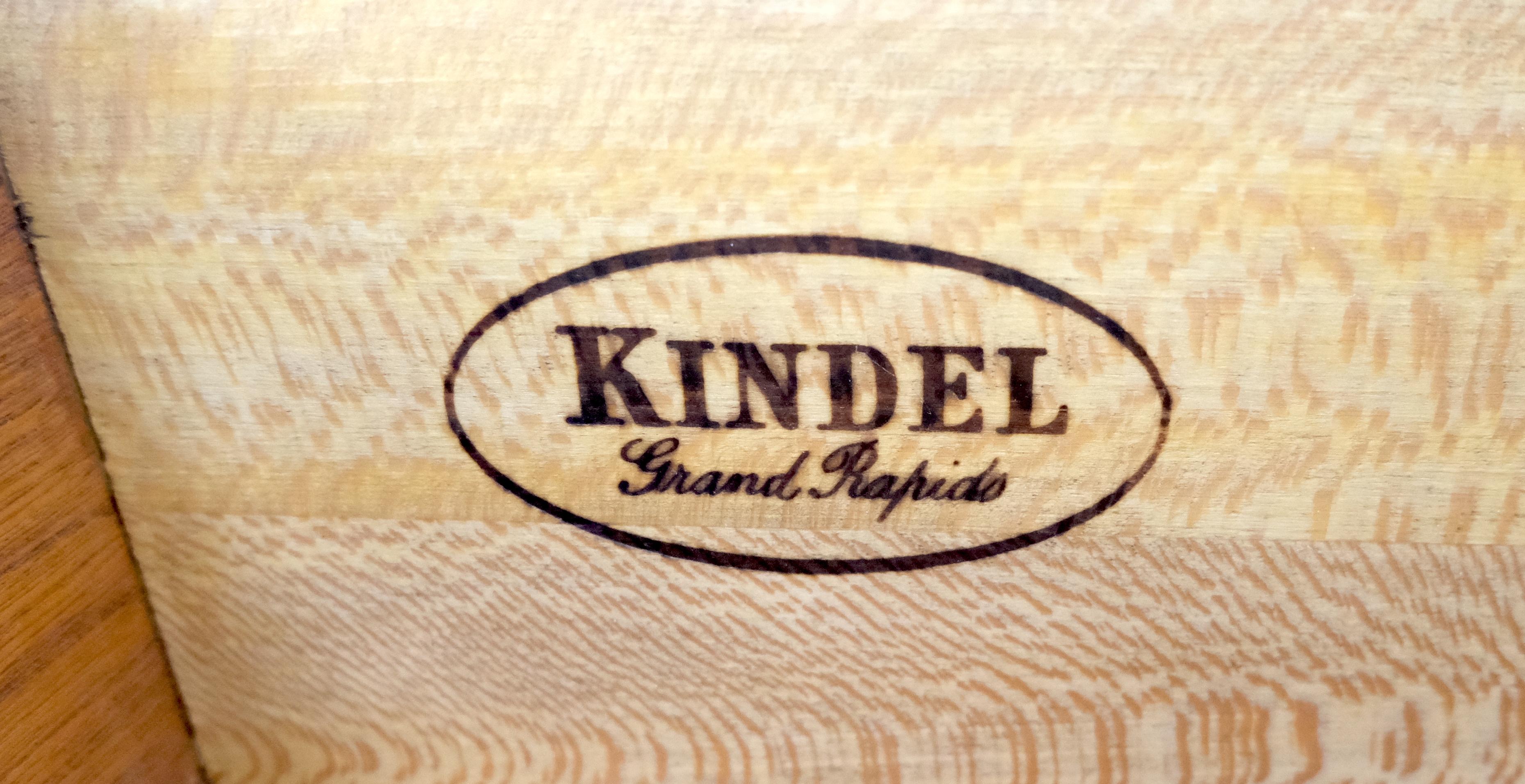 Kindel Brass Gallery Credenza a 3 cassetti e 1 porta in mogano in stile Feder MINT in vendita 6