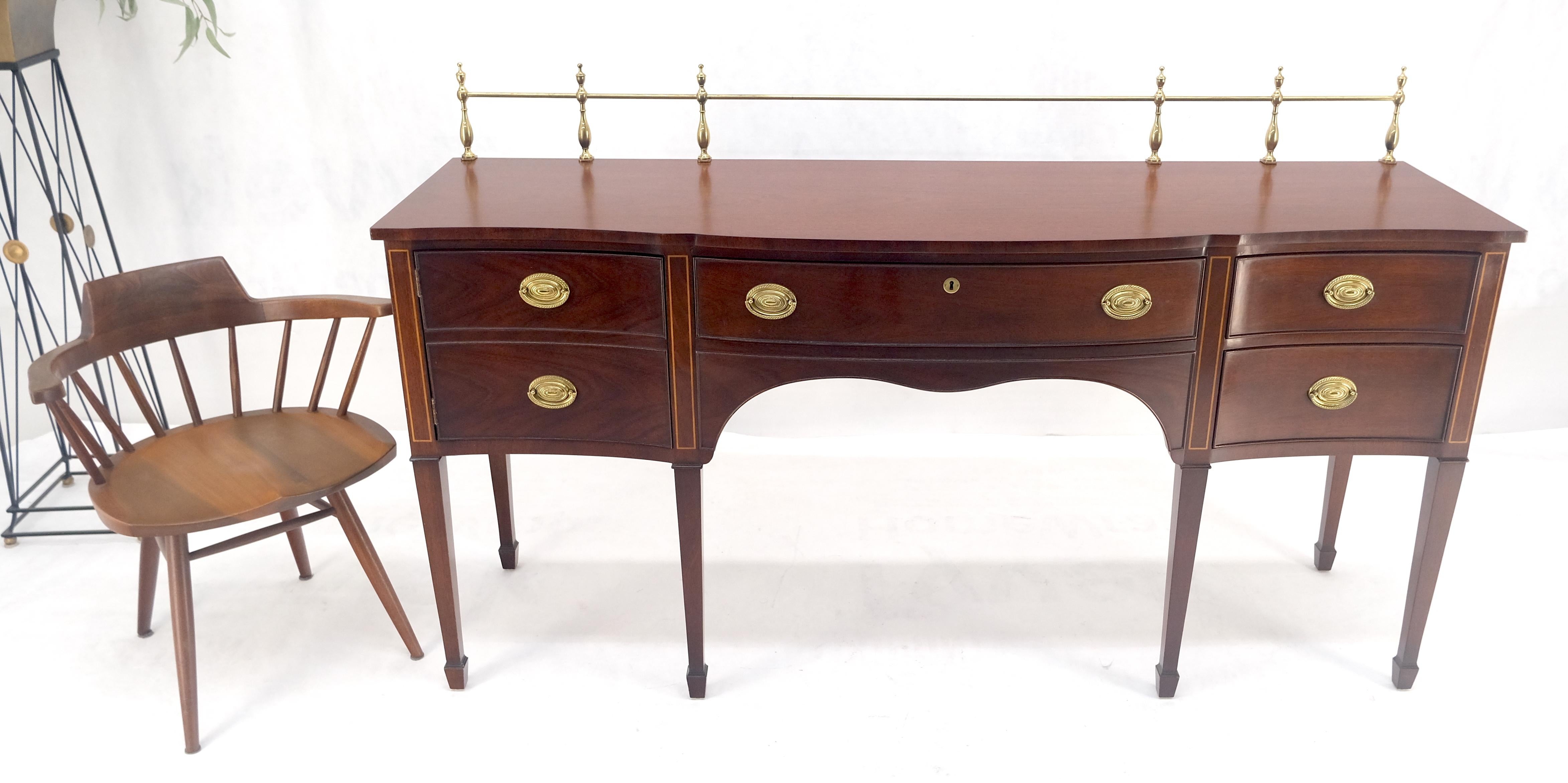 Mid-Century moderno Kindel Brass Gallery Credenza a 3 cassetti e 1 porta in mogano in stile Feder MINT in vendita