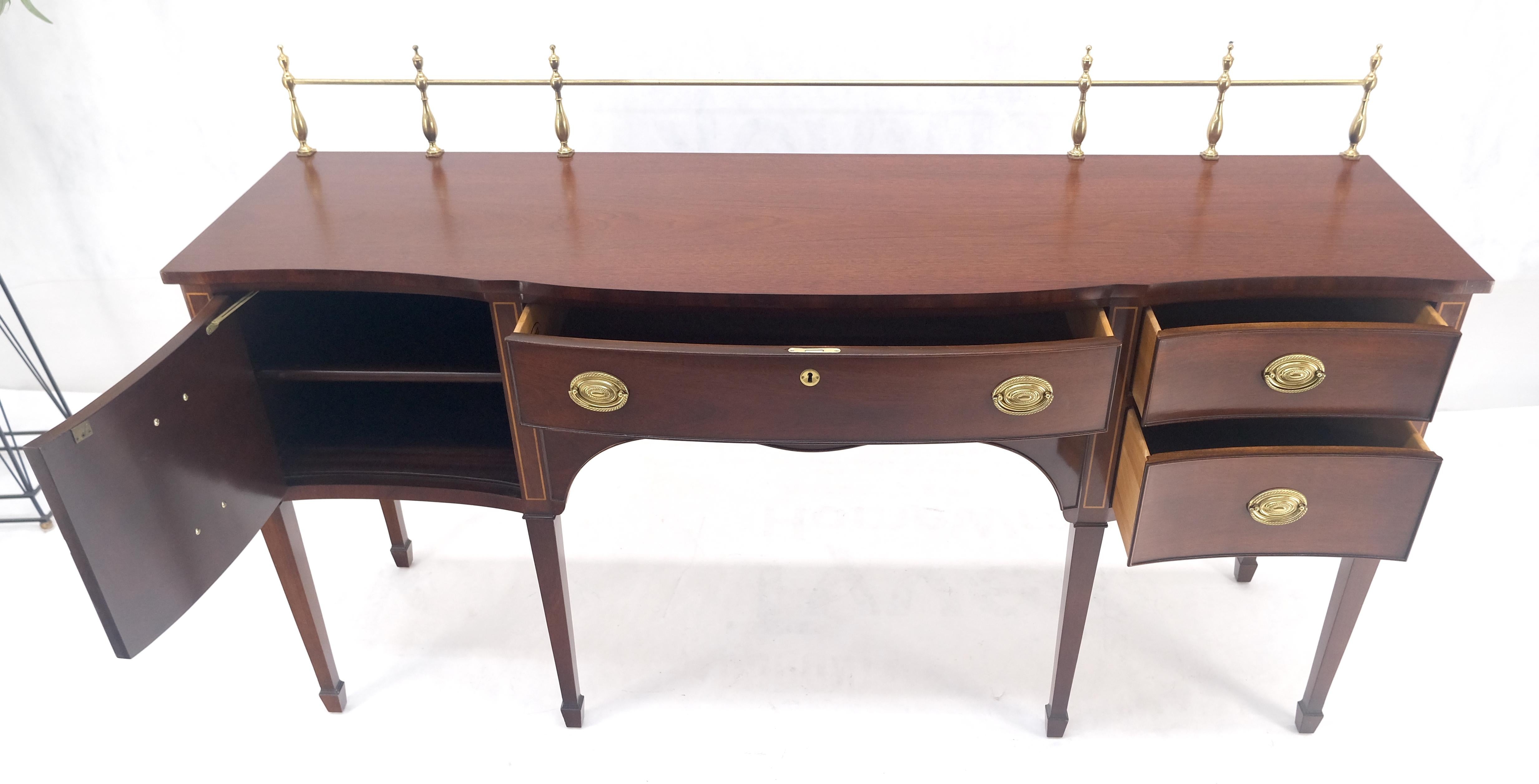 Laccato Kindel Brass Gallery Credenza a 3 cassetti e 1 porta in mogano in stile Feder MINT in vendita