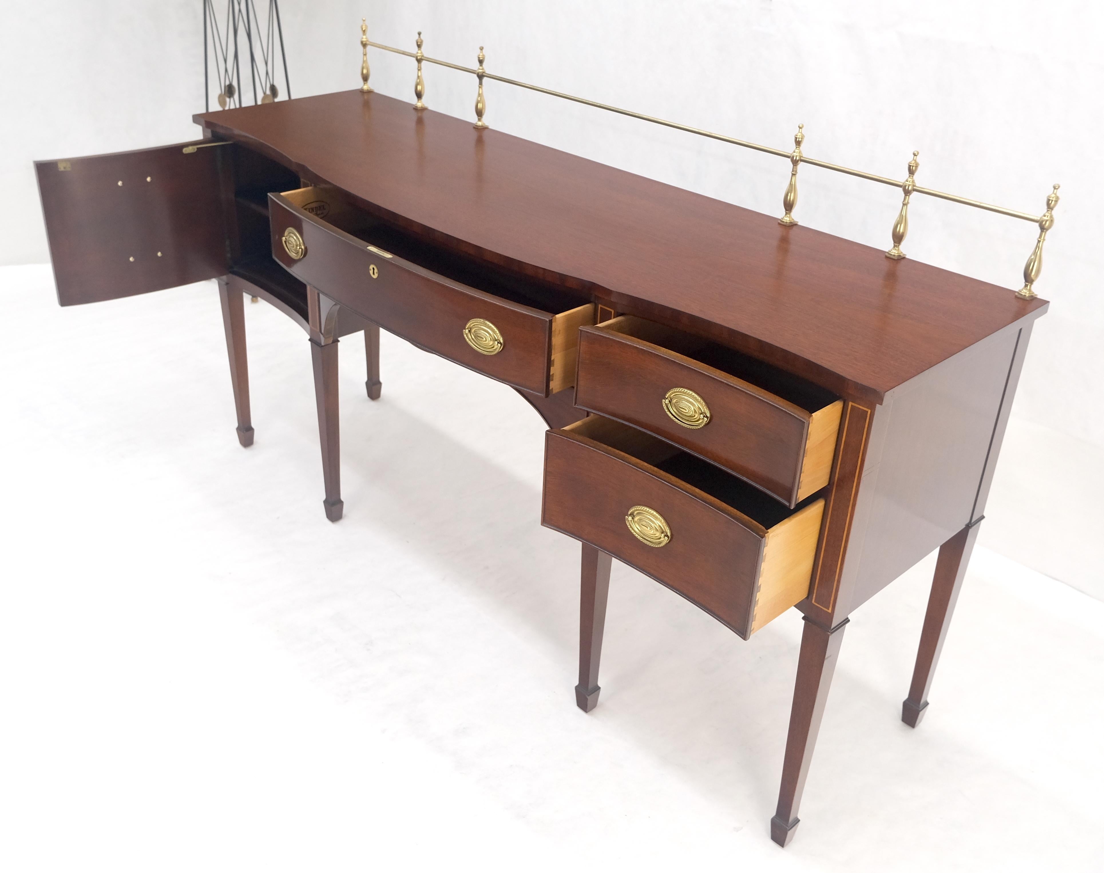 Kindel Brass Gallery Credenza a 3 cassetti e 1 porta in mogano in stile Feder MINT In condizioni buone in vendita a Rockaway, NJ