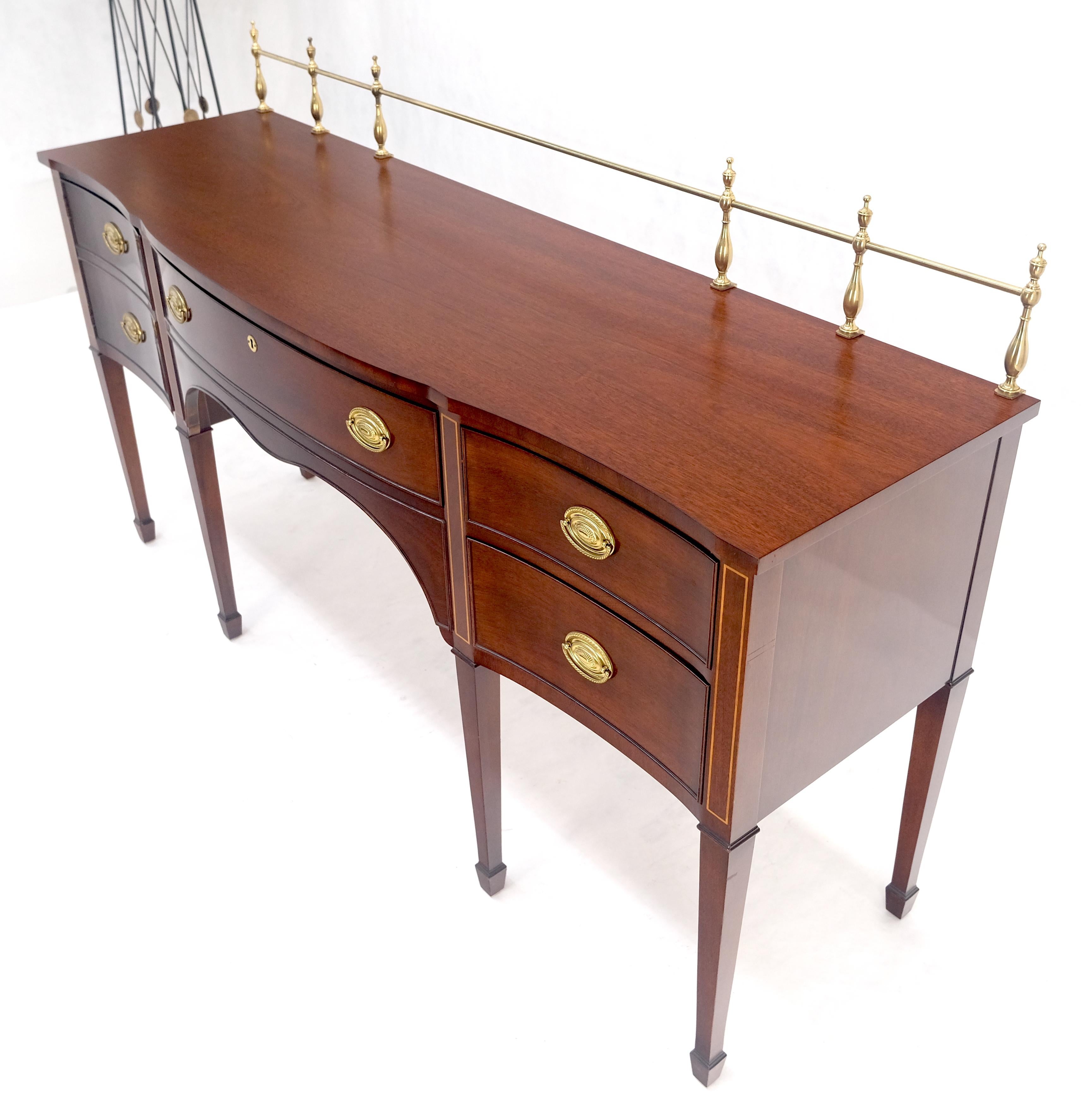 XX secolo Kindel Brass Gallery Credenza a 3 cassetti e 1 porta in mogano in stile Feder MINT in vendita