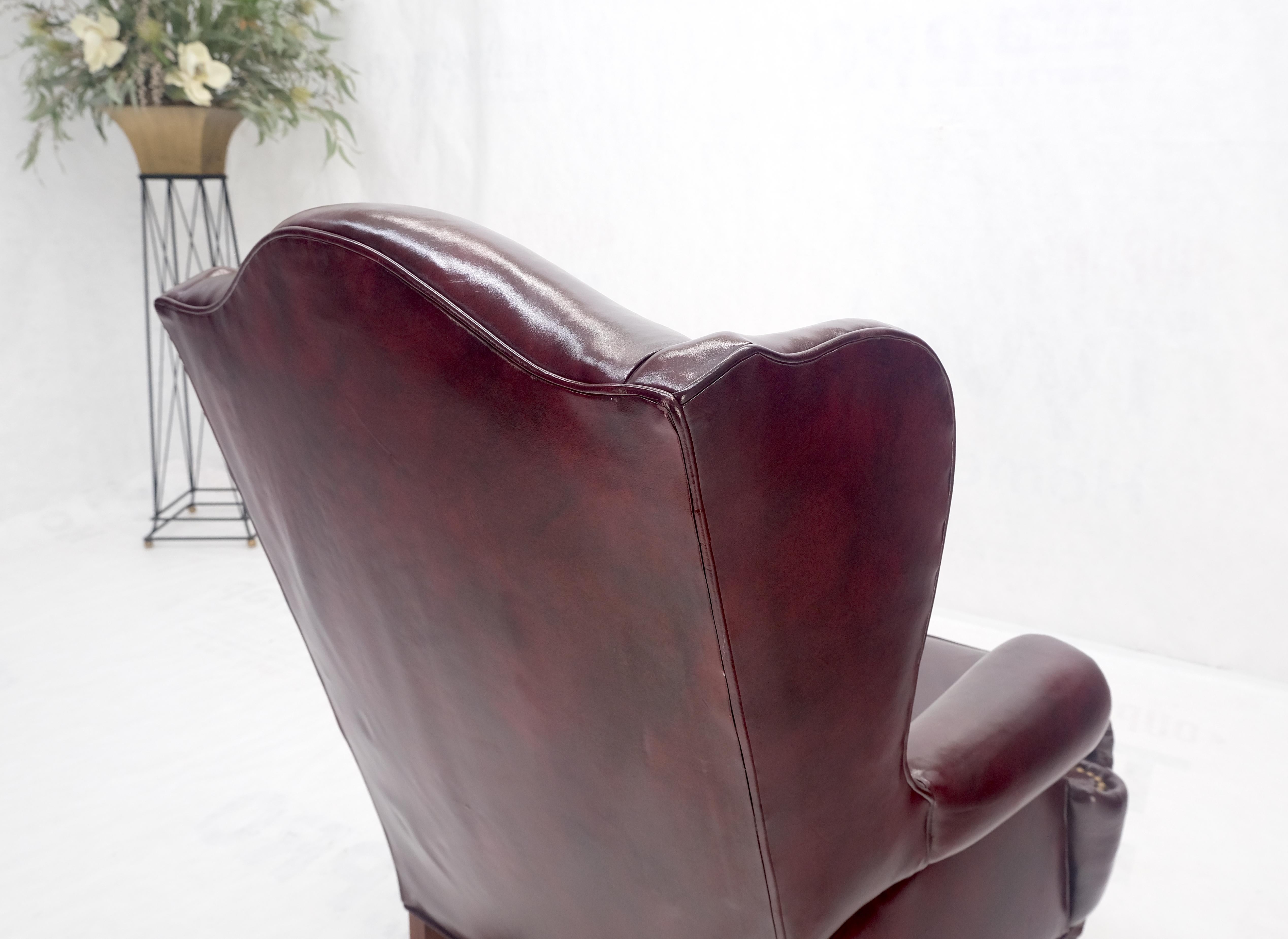 Kindel Burgundy Leather Upholstery Carved Mahogany Legs Wingback Chair & Ottoman en vente 10