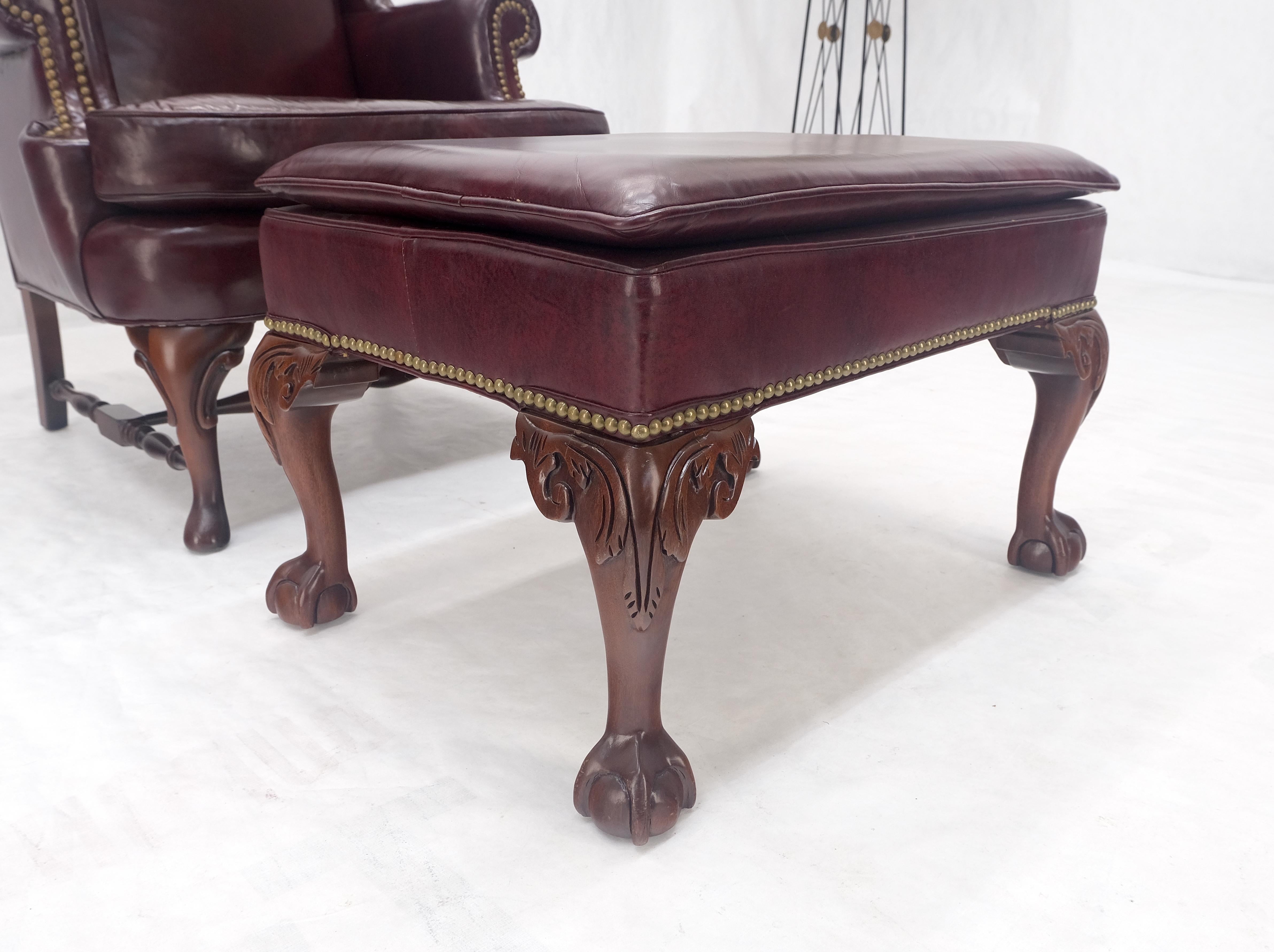Kindel Burgundy Leather Upholstery Carved Mahogany Legs Wingback Chair & Ottoman
Chaise : 26 x 30 x 42, hauteur du siège : 18 
Ottoman :  19 x 26 x 17.
