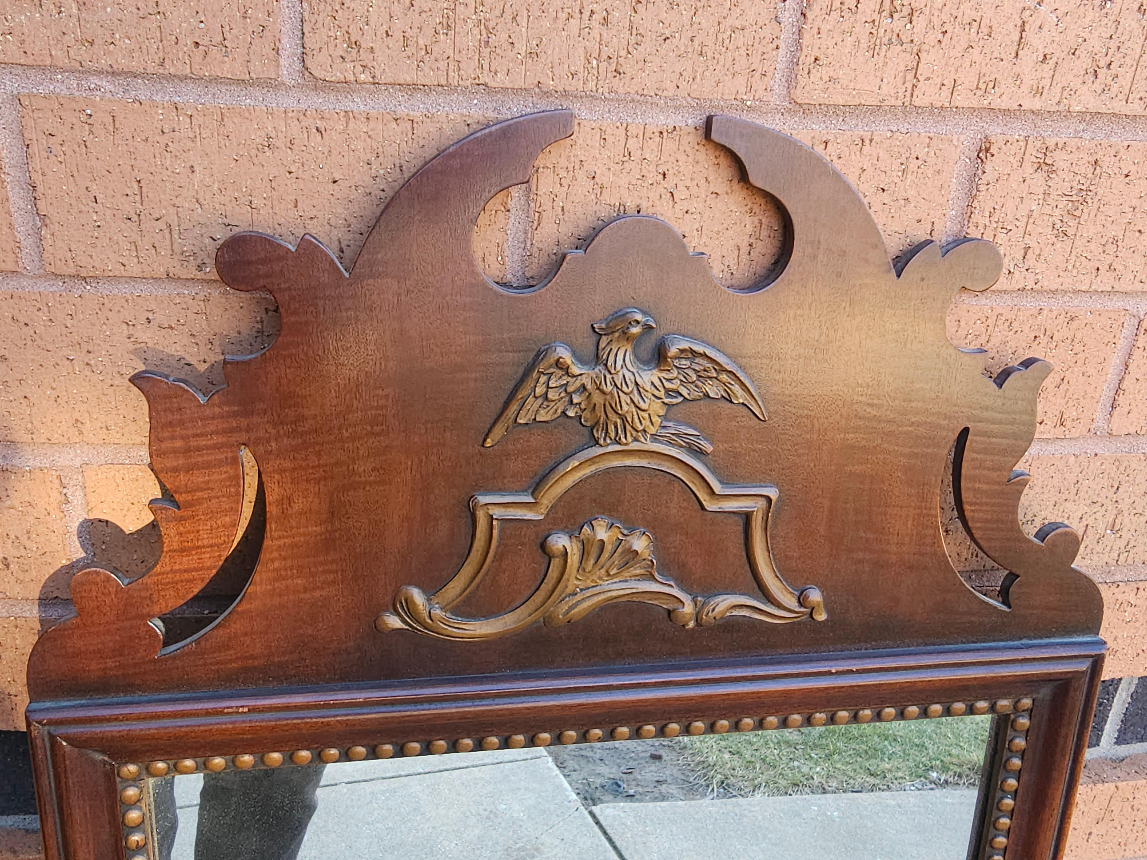 Américain Kindel Federal Style Eagle and Parcel Gilt Decorated Mahogany Frame Mirror (Miroir de style fédéral avec aigle et colis décoré de dorures) en vente