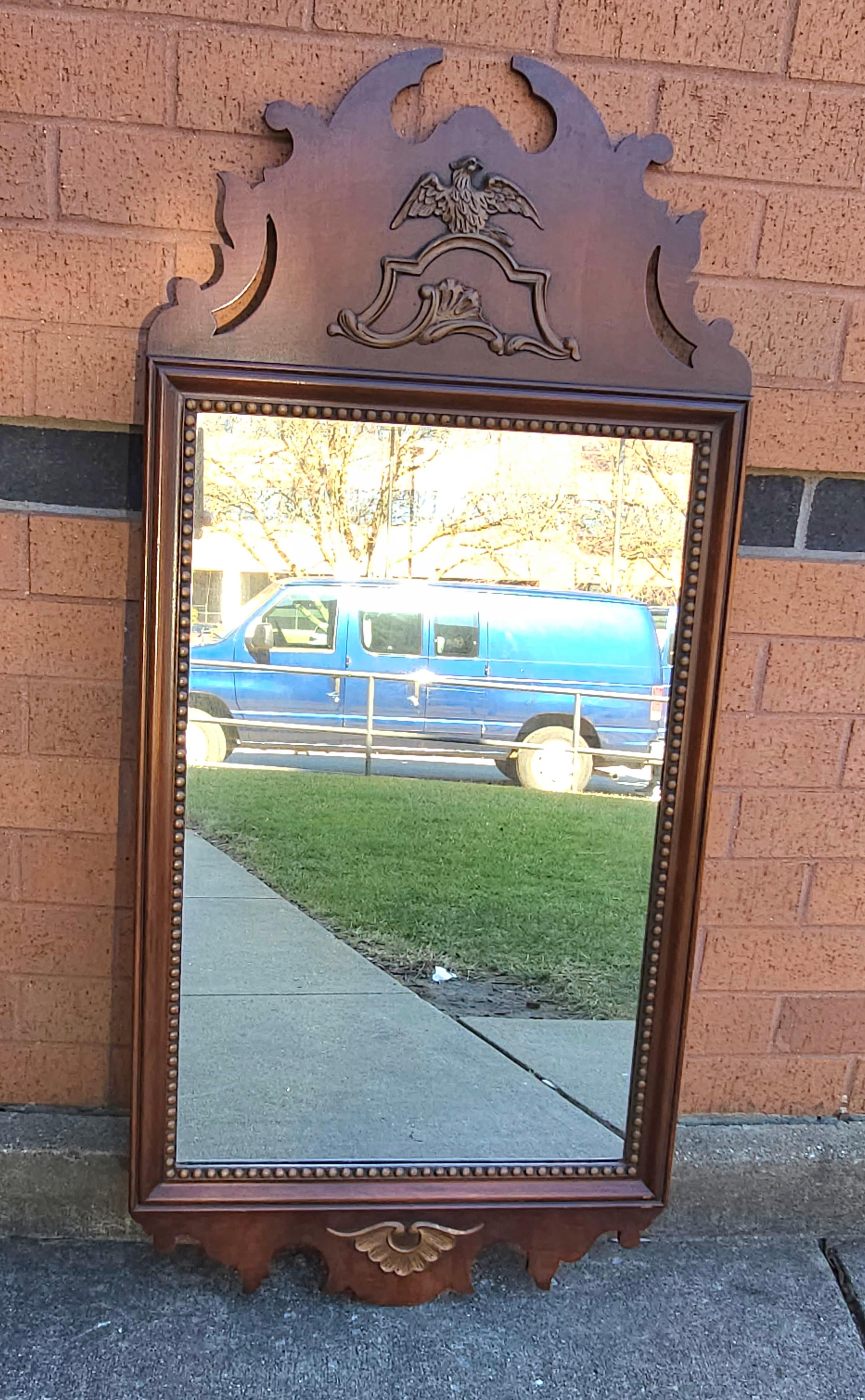 Autre Kindel Federal Style Eagle and Parcel Gilt Decorated Mahogany Frame Mirror (Miroir de style fédéral avec aigle et colis décoré de dorures) en vente