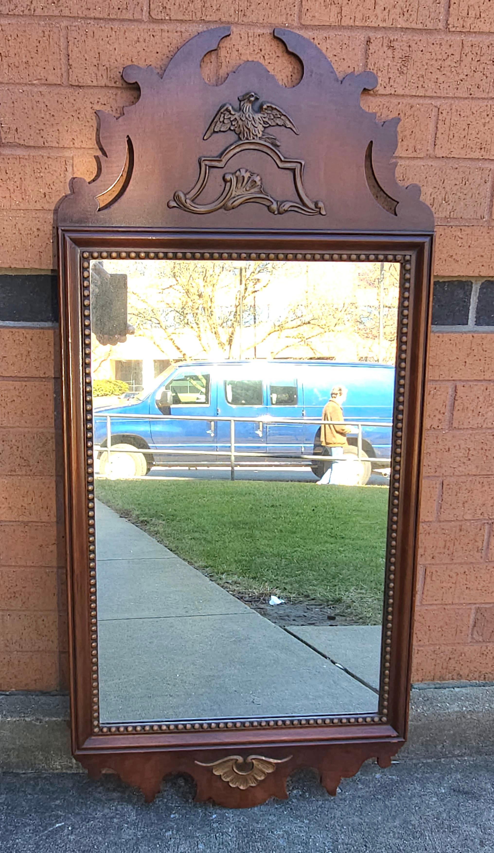Kindel Federal Style Eagle and Parcel Gilt Decorated Mahogany Frame Mirror (Miroir de style fédéral avec aigle et colis décoré de dorures) Bon état - En vente à Germantown, MD