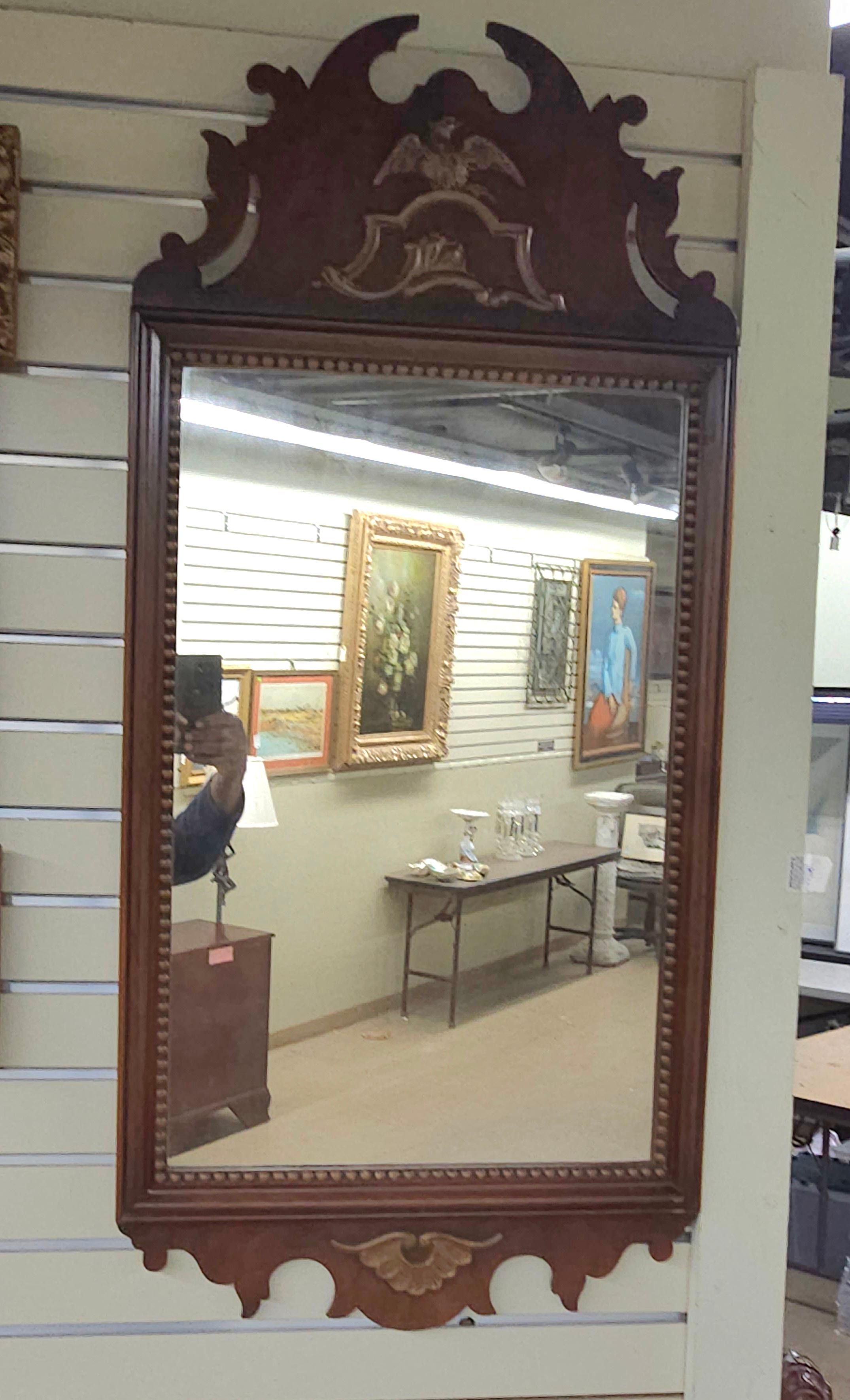 20ième siècle Kindel Federal Style Eagle and Parcel Gilt Decorated Mahogany Frame Mirror (Miroir de style fédéral avec aigle et colis décoré de dorures) en vente