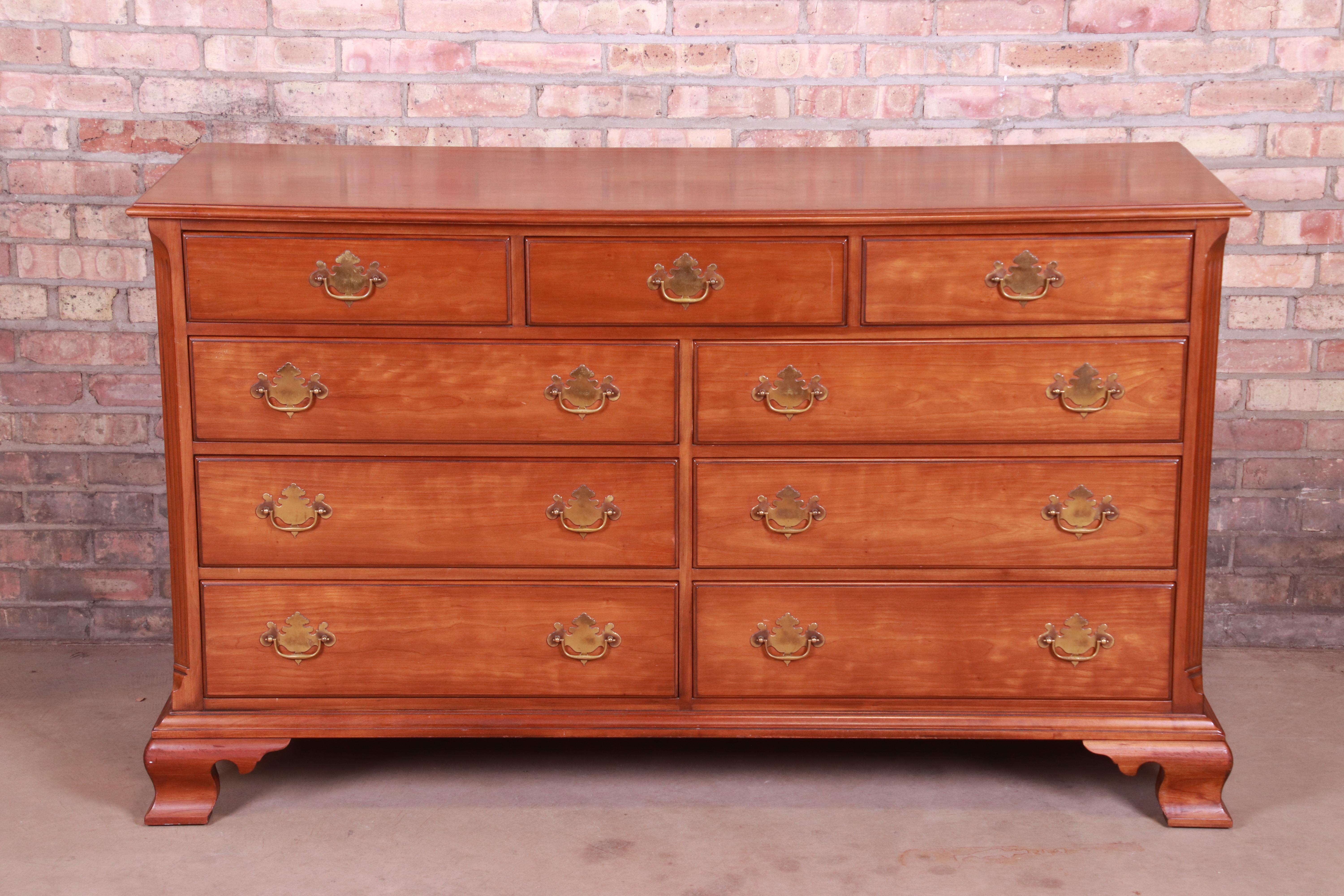An exceptional American Chippendale style nine-drawer dresser chest

By Kindel Furniture

USA, Late 20th Century

Solid cherry wood, with original brass hardware.

Measures: 60