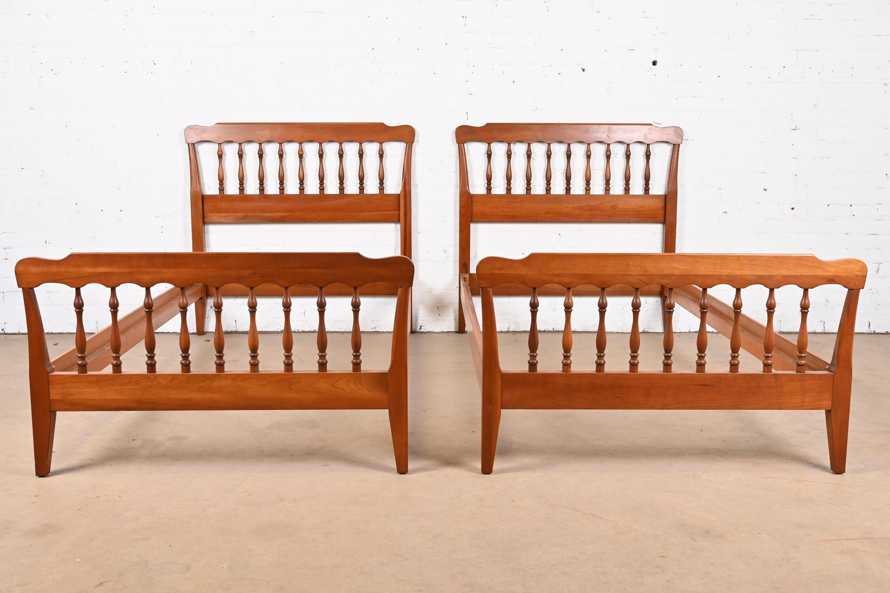 Kindel Furniture Amerikanische Kolonial geschnitzte Kirschbaumholz-Spindelbetten, Twin Size (Amerikanisch Kolonial) im Angebot