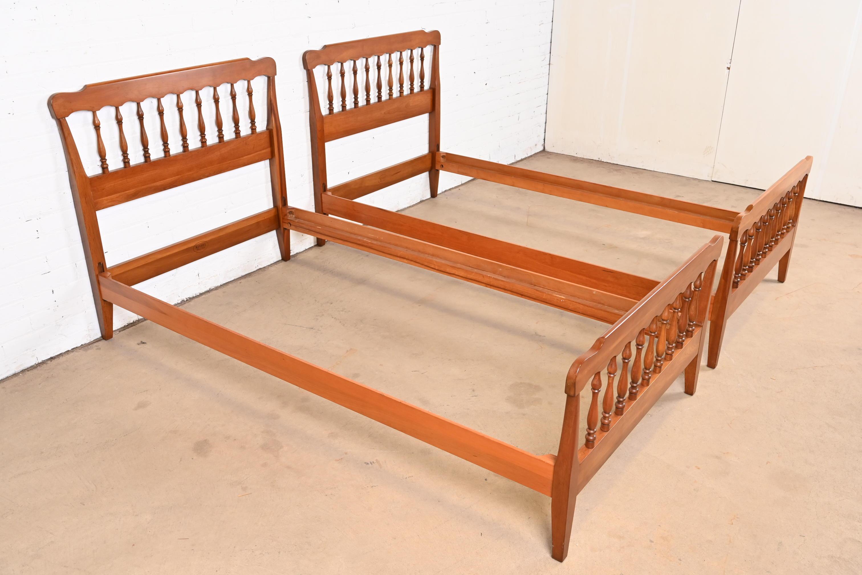 Kindel Furniture American Colonial Carved Cherry Wood Twin Size Spindle Beds In Good Condition For Sale In South Bend, IN
