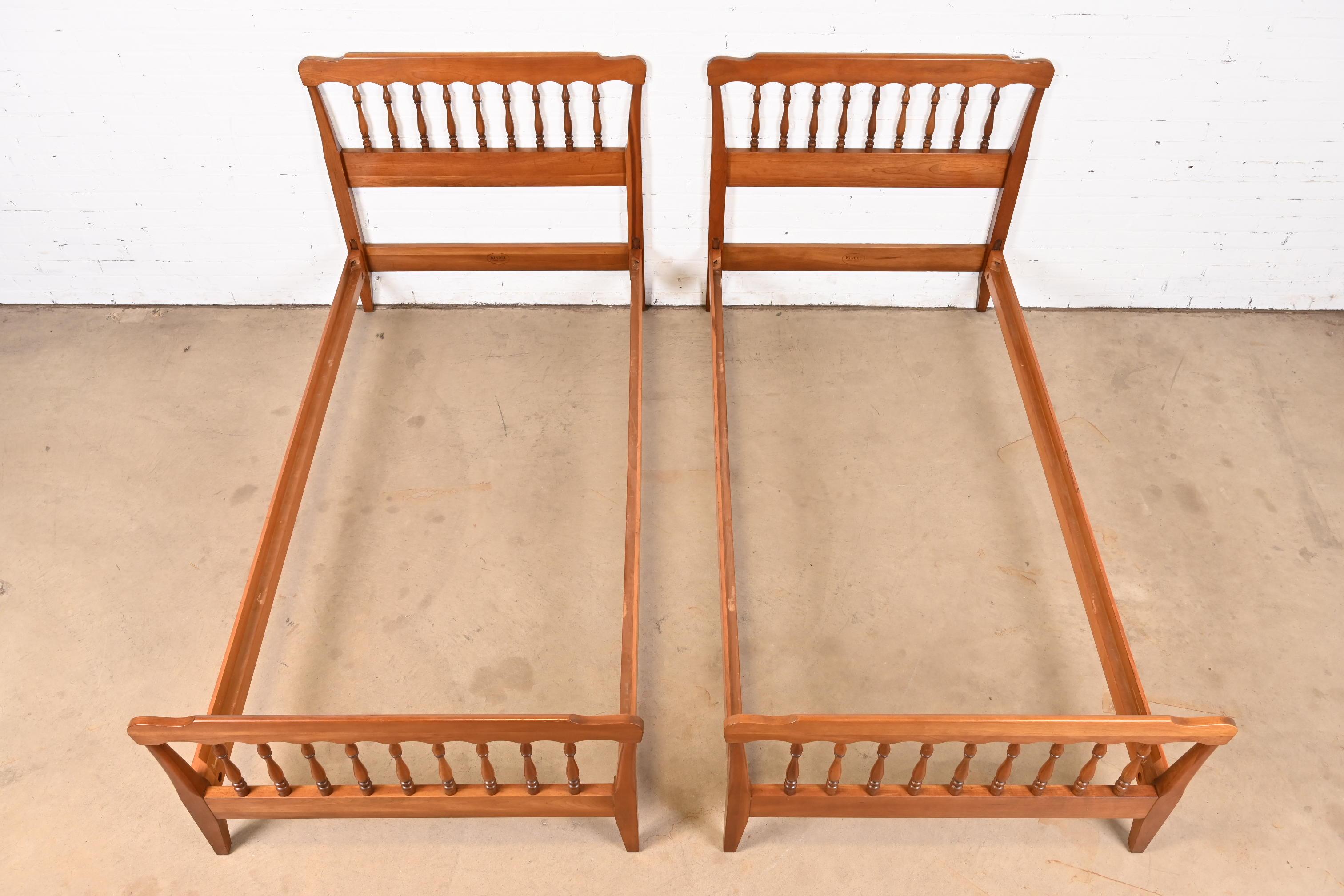 Kindel Furniture Amerikanische Kolonial geschnitzte Kirschbaumholz-Spindelbetten, Twin Size (Kirsche) im Angebot