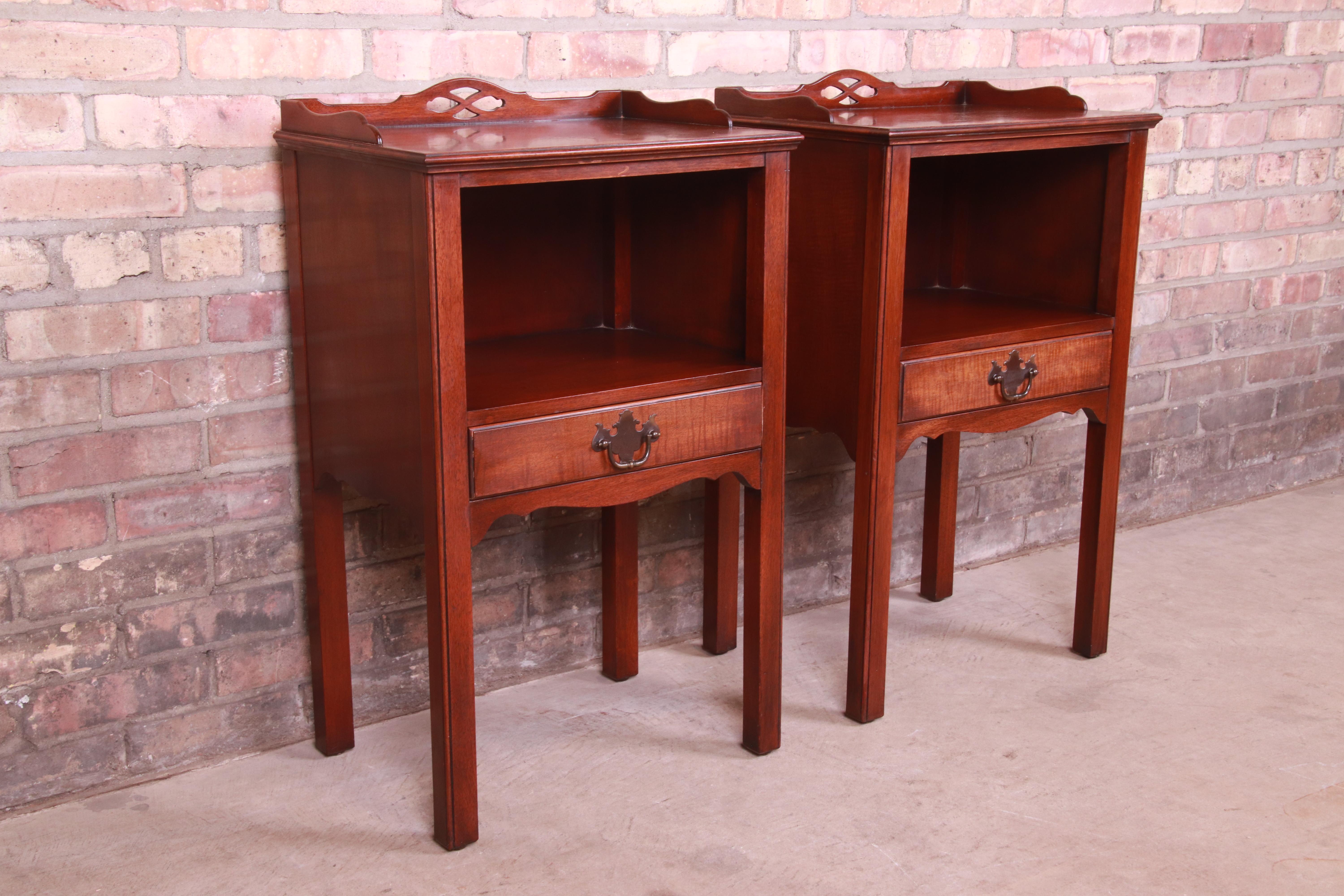 A gorgeous pair of American Colonial or Chippendale style nightstands

By Kindel Furniture

USA, Mid-20th Century

Carved mahogany, with original brass hardware.

Measures: 18