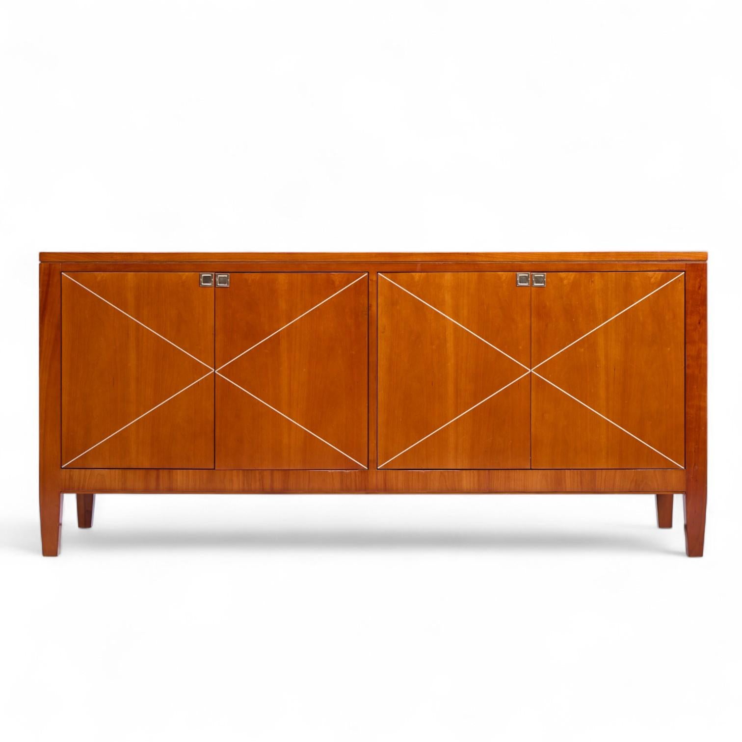 Kindel Furniture Credenza Cerezo

Este aparador mide 60,75 de ancho x 21 de fondo x 28 pulgadas de alto

Hacemos nuestras fotos en un estudio con iluminación controlada para mostrar el máximo detalle posible. NO eliminamos las imperfecciones con
