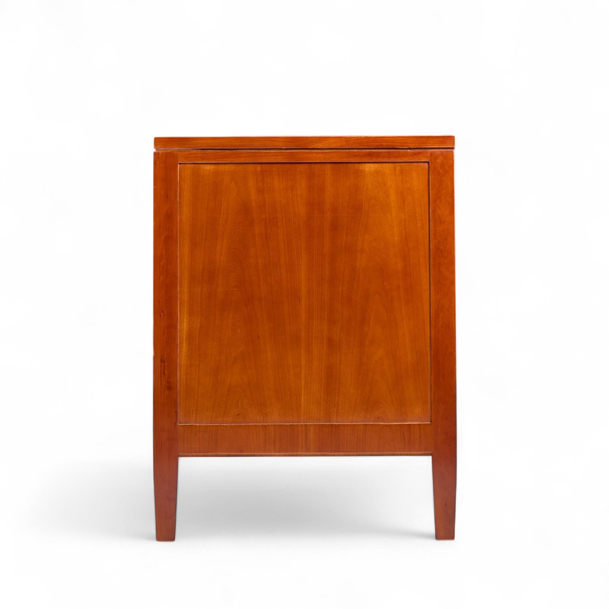 Kindel Furniture Credenza Cerezo Estadounidense en venta