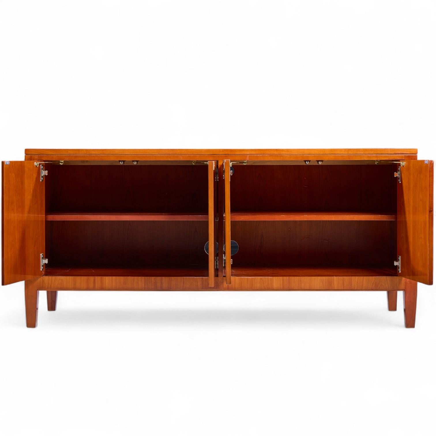 Kindel Furniture Credenza Cerezo siglo XX en venta