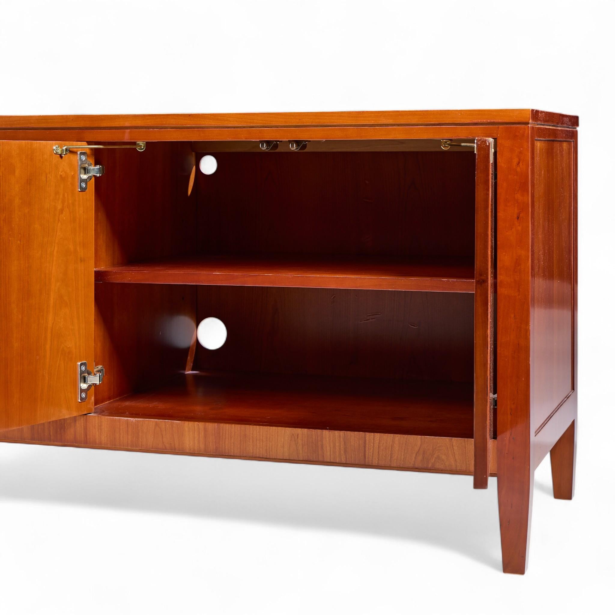 Kindel Furniture Credenza Cerezo Cereza en venta