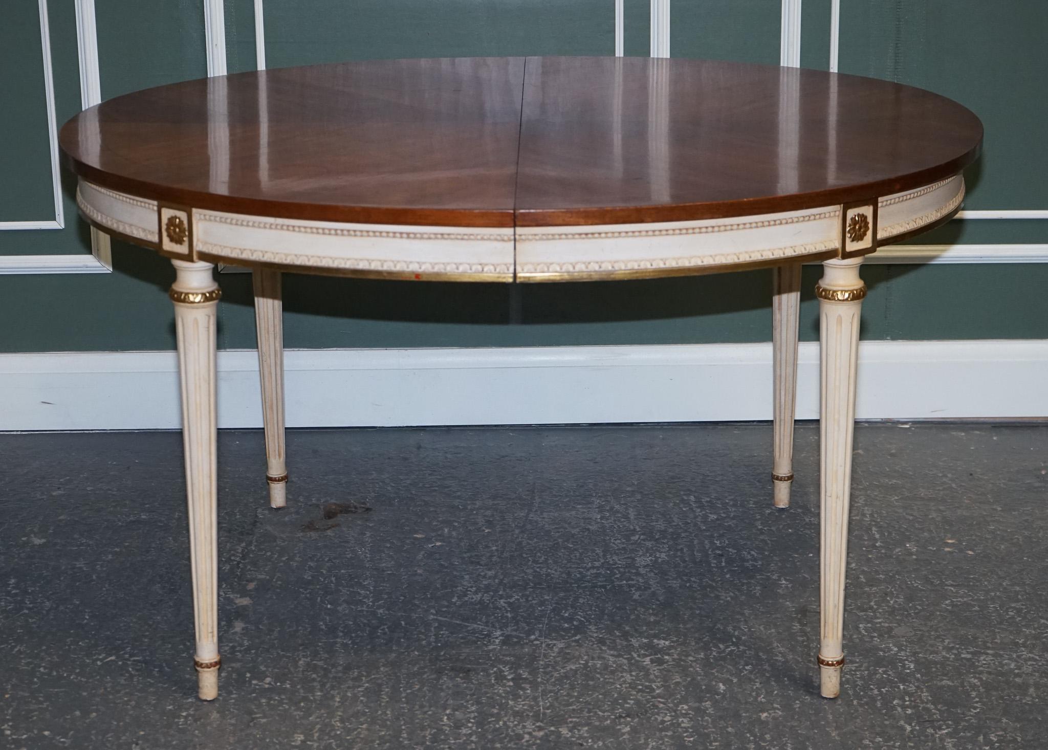 Kindel Furniture Mesa de comedor extensible de madera de cerezo y madera dorada pintada a mano en venta 2