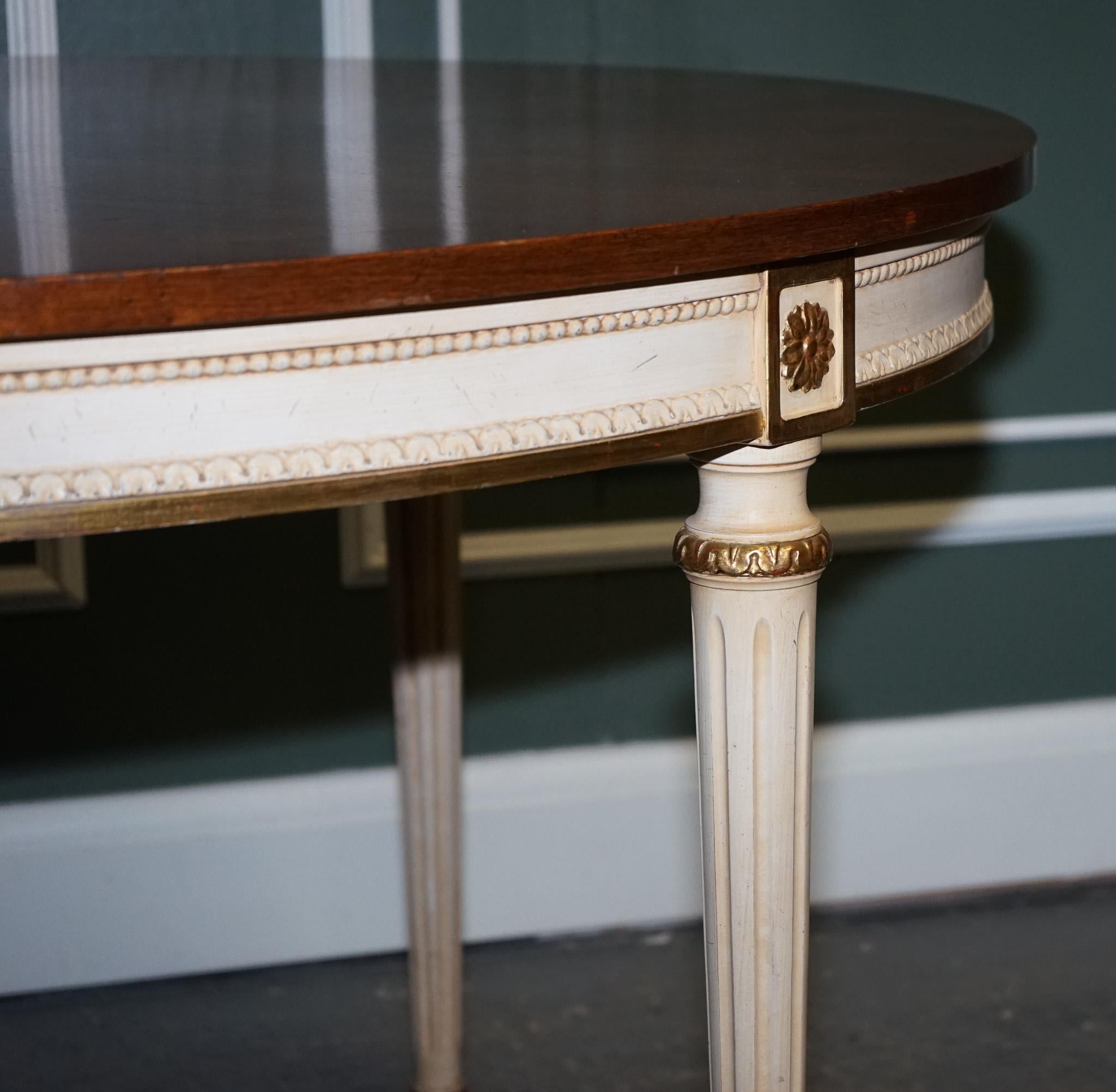 Kindel Furniture Mesa de comedor extensible de madera de cerezo y madera dorada pintada a mano en venta 4