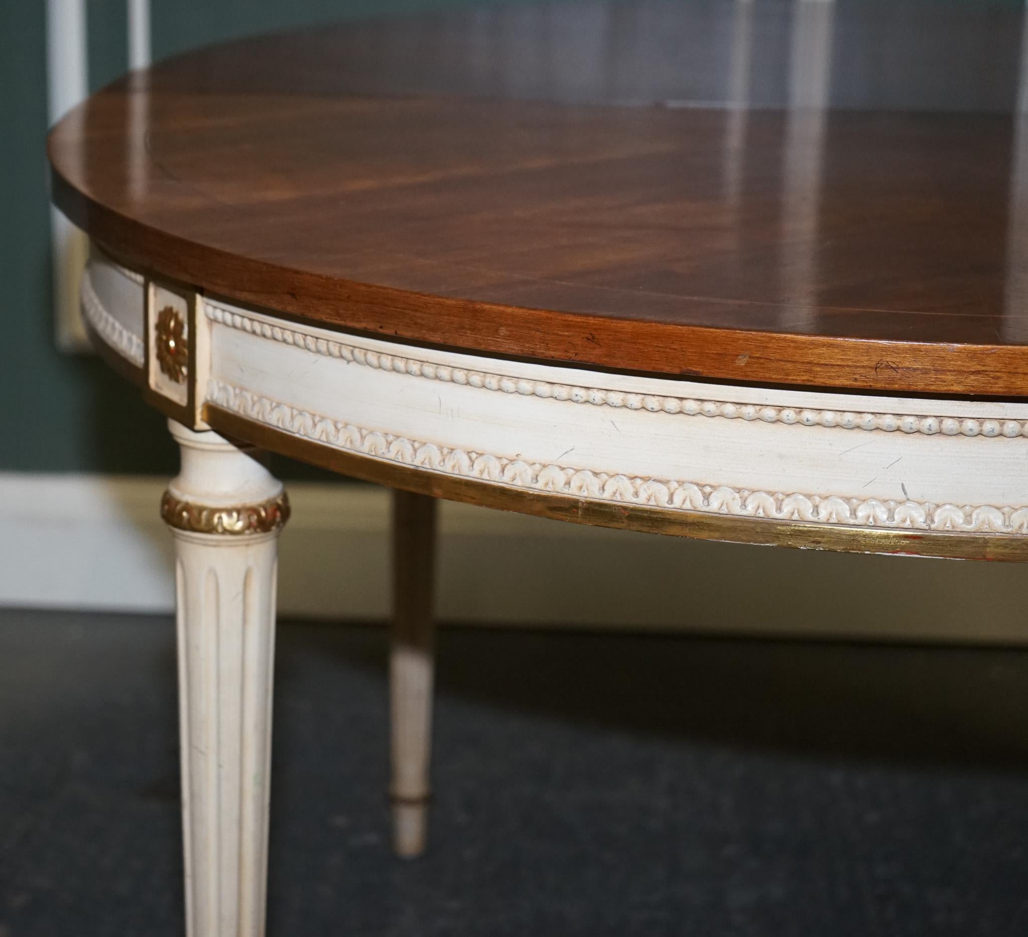 Kindel Furniture Mesa de comedor extensible de madera de cerezo y madera dorada pintada a mano en venta 9