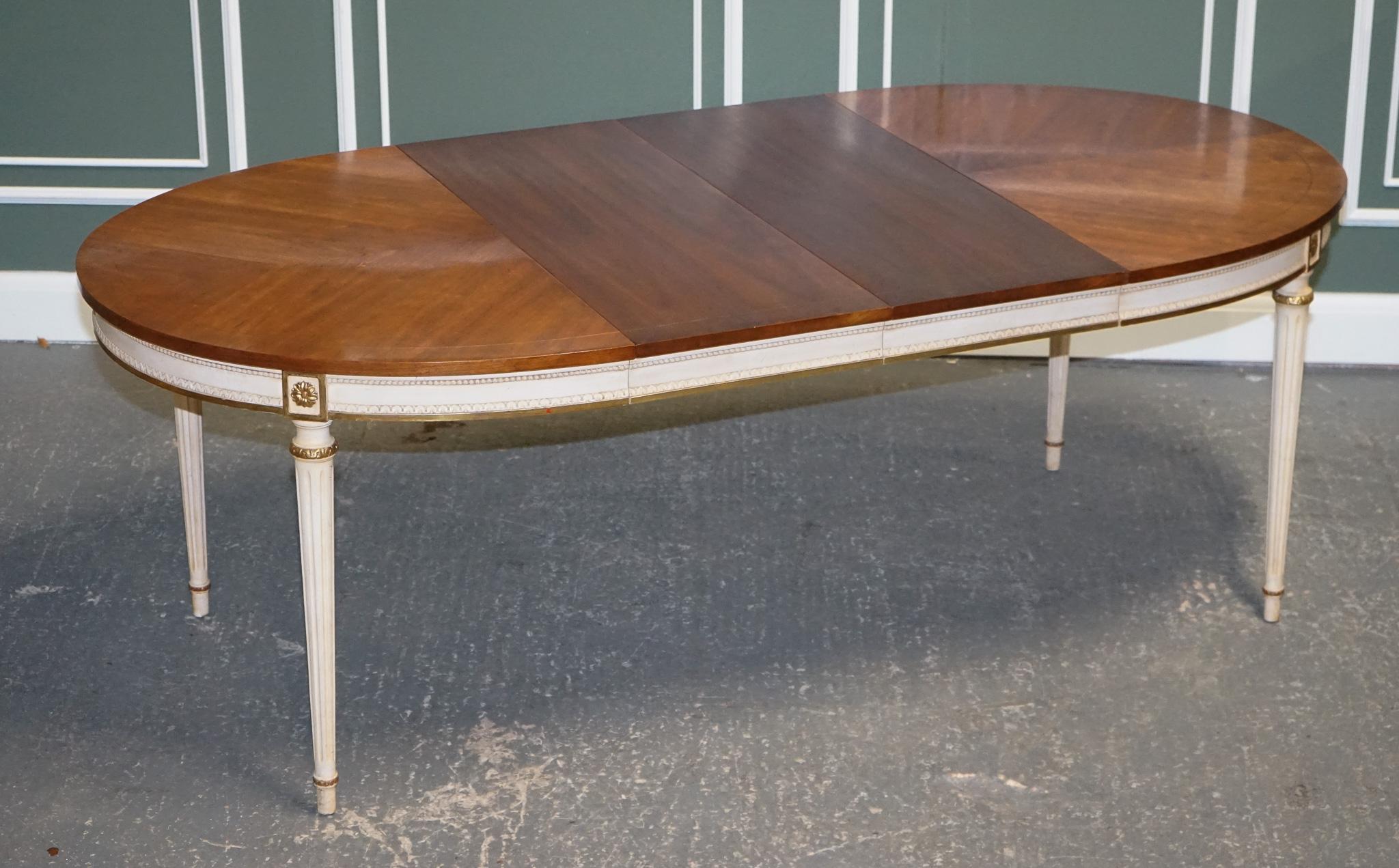 Kindel Furniture Mesa de comedor extensible de madera de cerezo y madera dorada pintada a mano Británico en venta