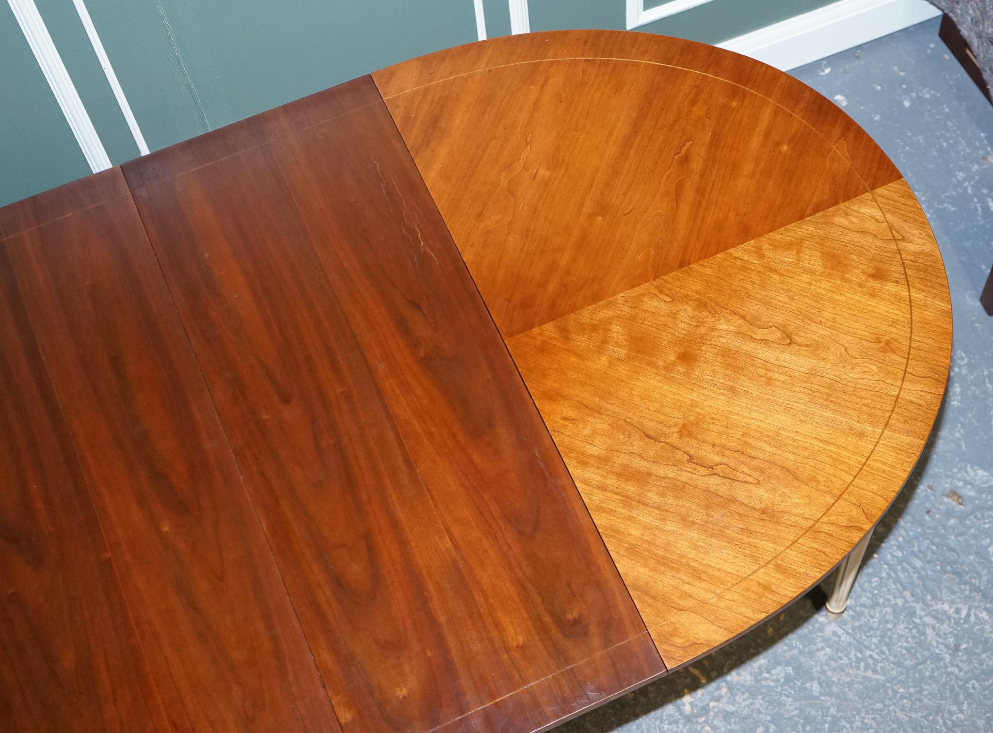 Kindel Furniture Mesa de comedor extensible de madera de cerezo y madera dorada pintada a mano en venta 1