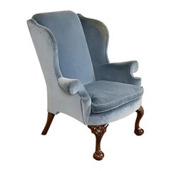 Fauteuil de salon à oreilles Kindel Furniture, en acajou sculpté de style Chippendale, revêtu de velours bleu