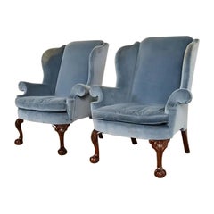 Kindel Furniture : paire de fauteuils de salon à dossier ailé bleu en acajou sculpté de style Chippendale