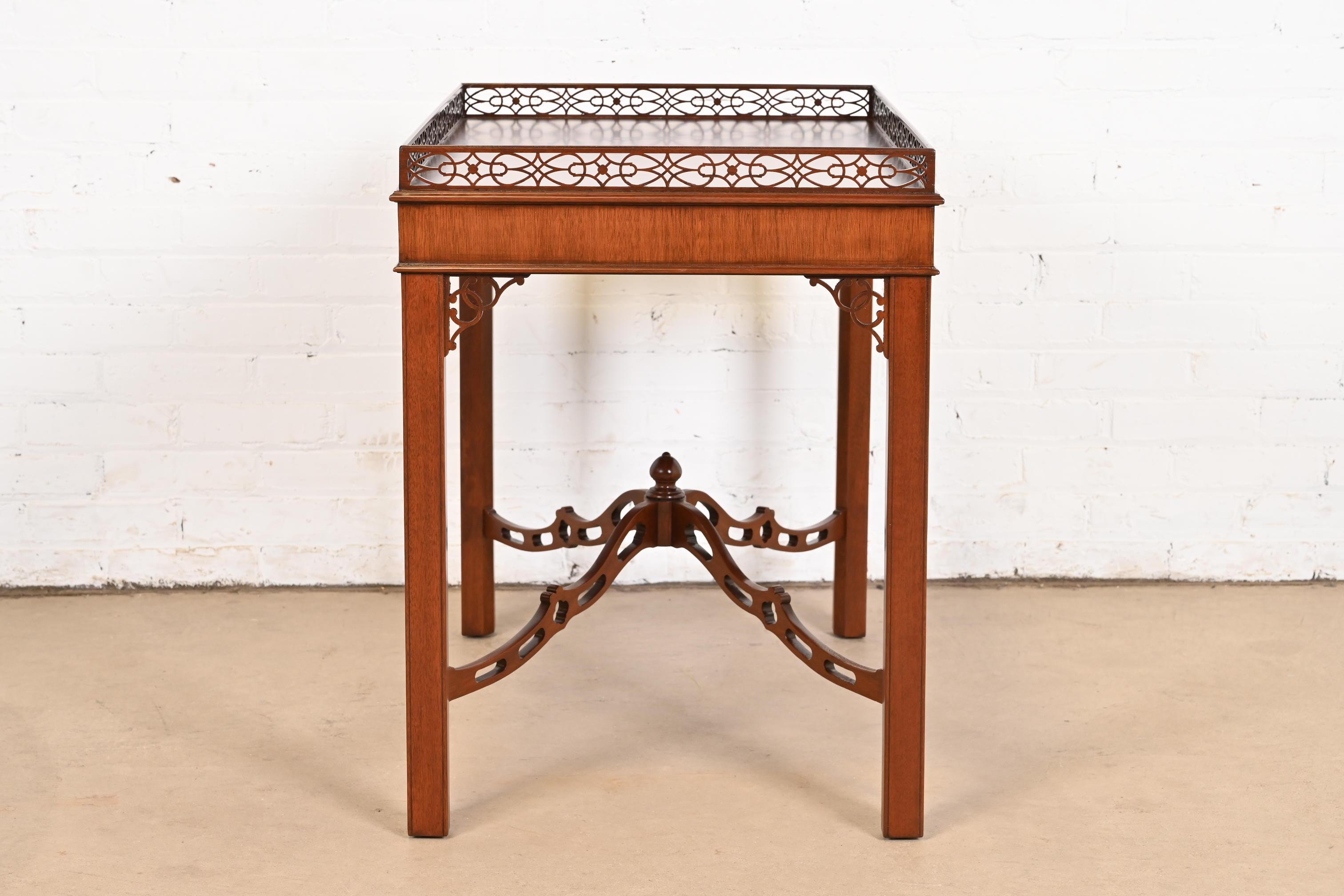 Table à thé Chippendale en acajou sculpté de Kindel Furniture, nouvellement revernie en vente 4
