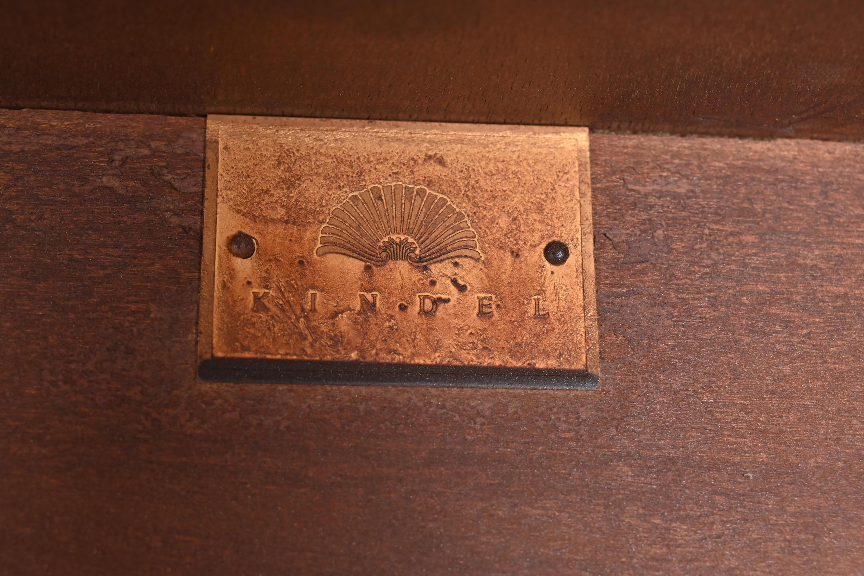 Table à thé Chippendale en acajou sculpté de Kindel Furniture, nouvellement revernie en vente 5