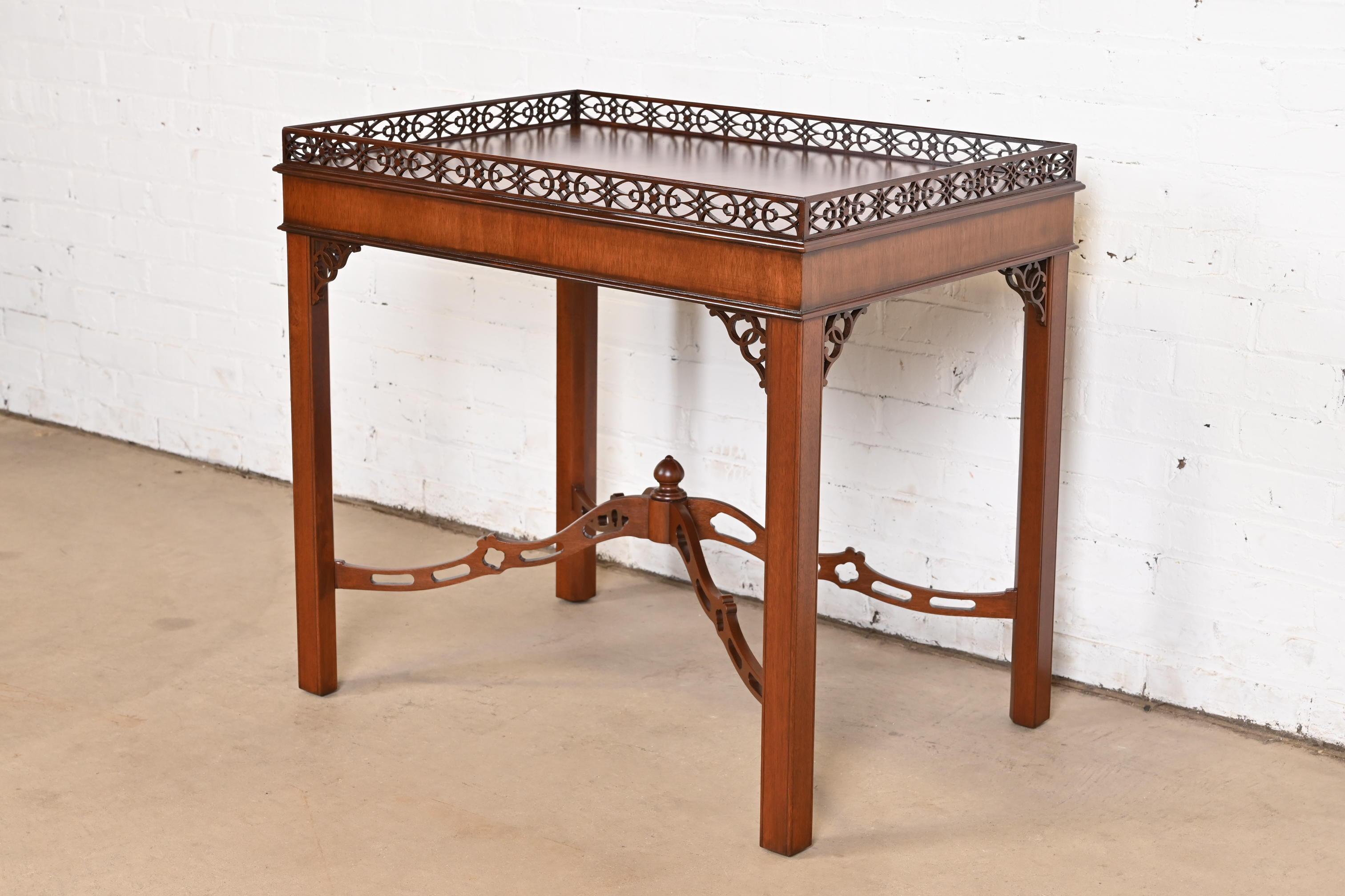 Exceptionnelle table d'appoint ou table à thé en acajou sculpté de style Chippendale ou géorgien.

Par Kindel Furniture

USA, Circa 1980

Dimensions : 31,25 