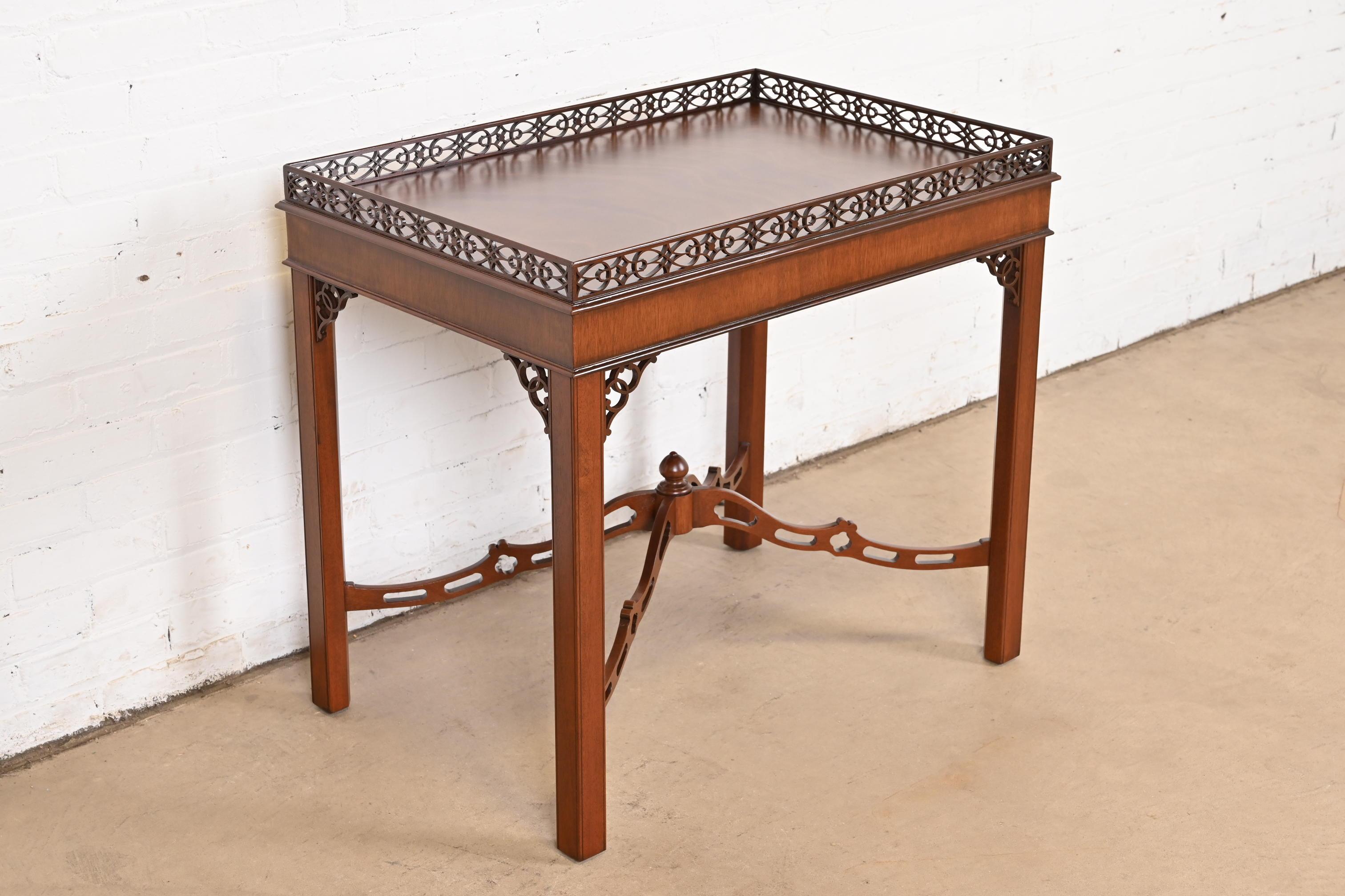 Américain Table à thé Chippendale en acajou sculpté de Kindel Furniture, nouvellement revernie en vente