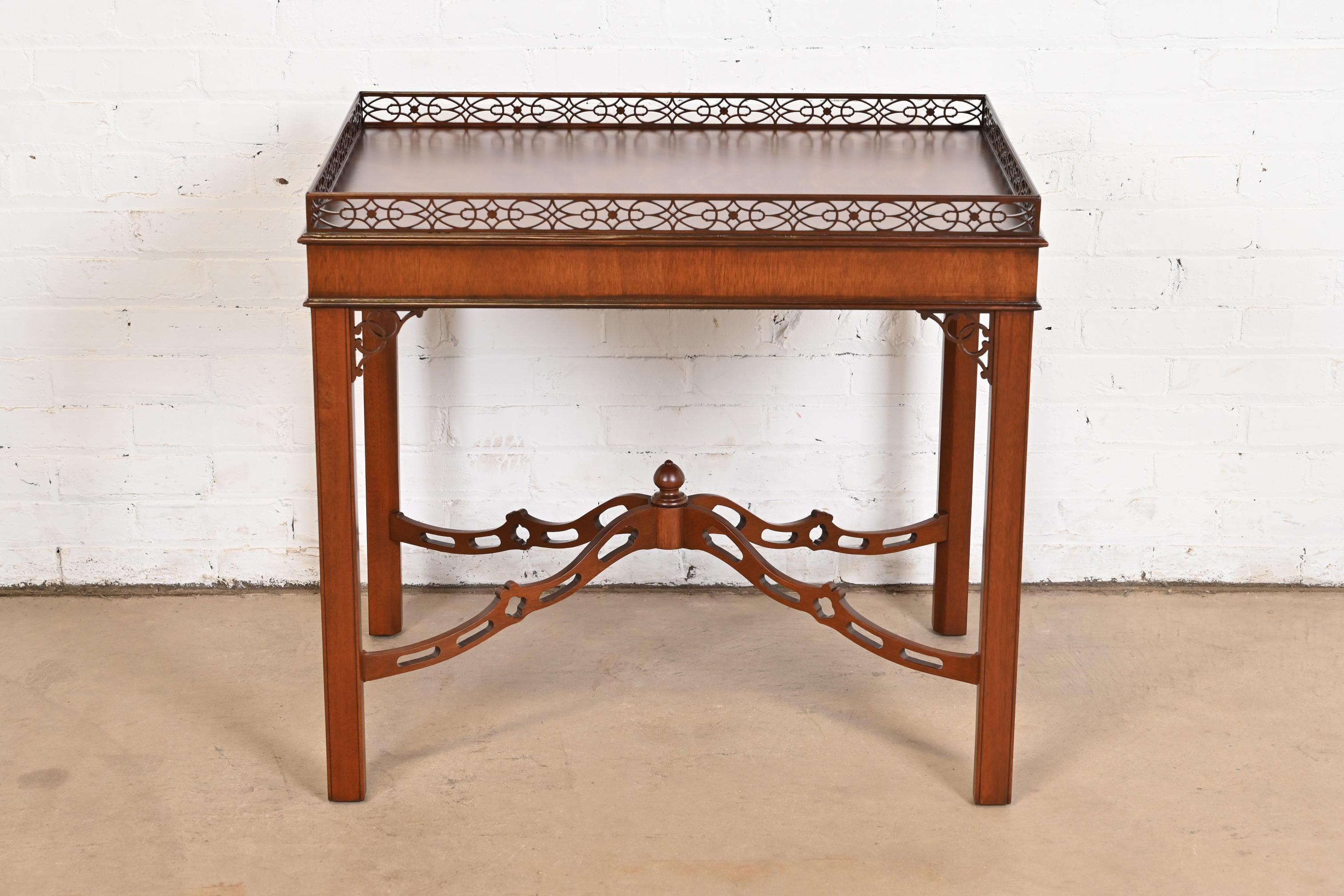 Table à thé Chippendale en acajou sculpté de Kindel Furniture, nouvellement revernie Bon état - En vente à South Bend, IN