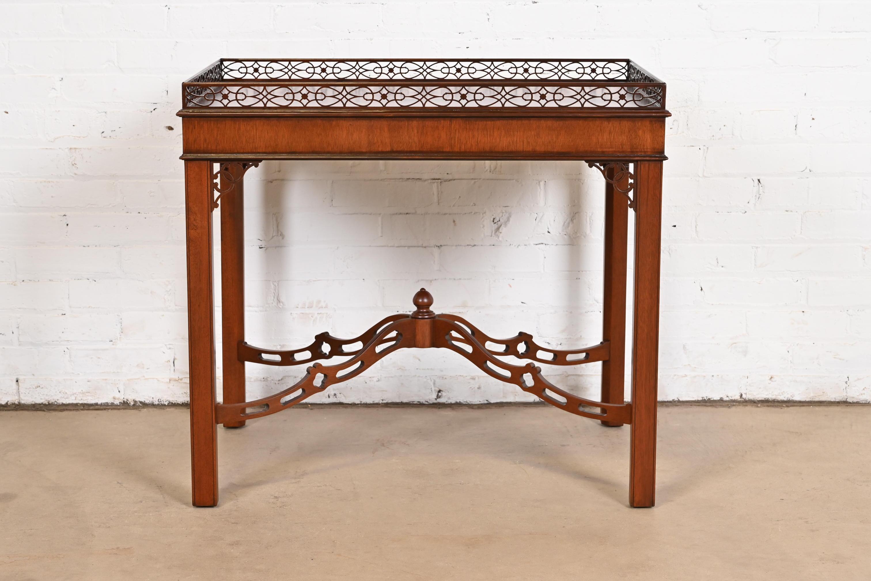 Fin du 20e siècle Table à thé Chippendale en acajou sculpté de Kindel Furniture, nouvellement revernie en vente