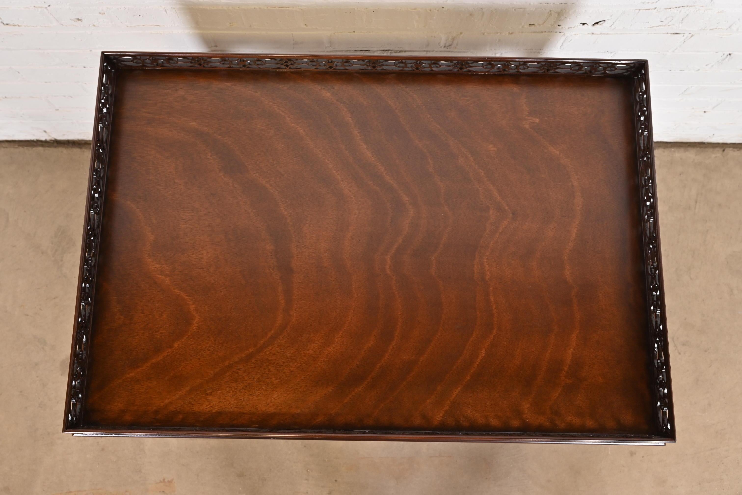 Acajou Table à thé Chippendale en acajou sculpté de Kindel Furniture, nouvellement revernie en vente