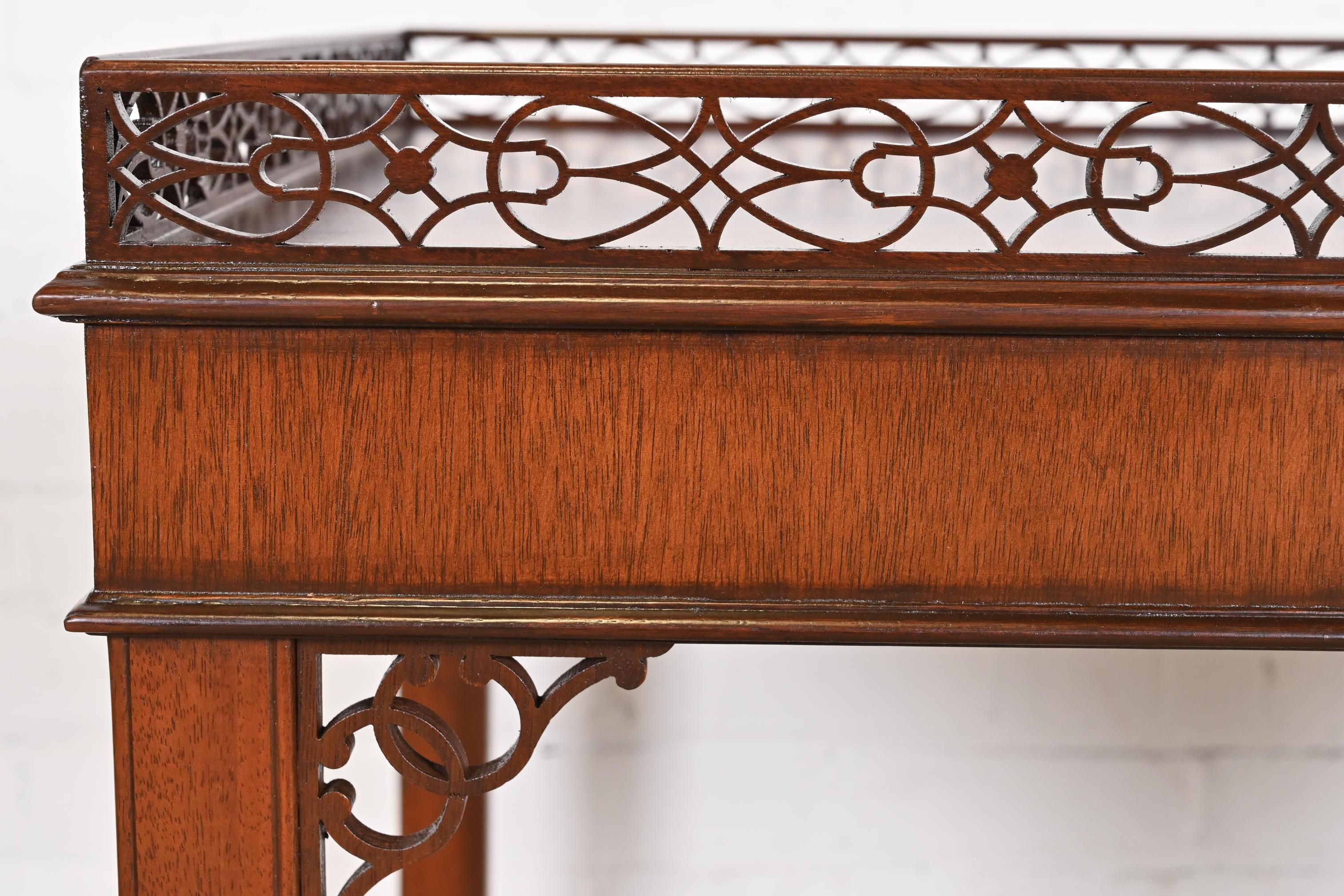 Table à thé Chippendale en acajou sculpté de Kindel Furniture, nouvellement revernie en vente 1
