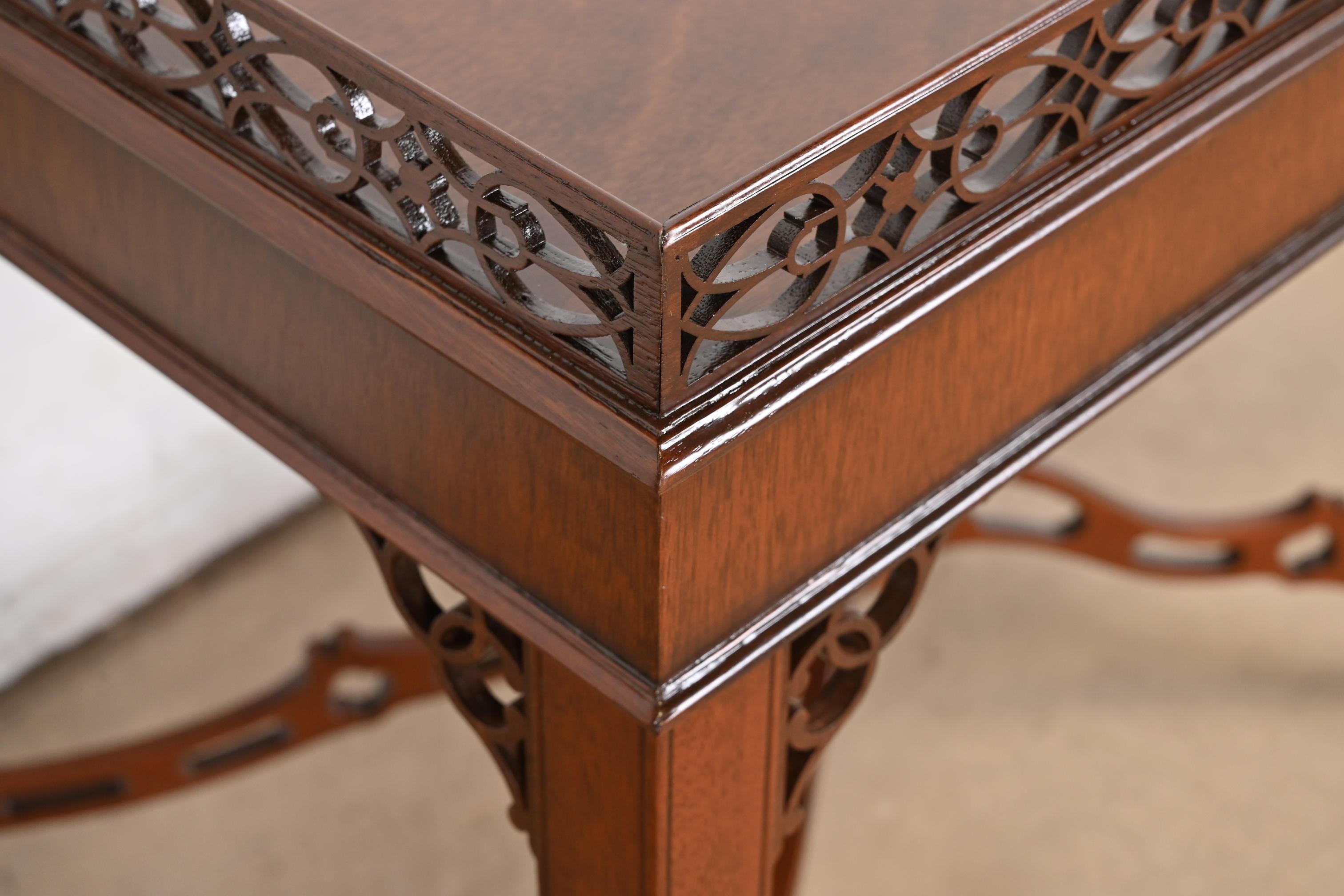 Table à thé Chippendale en acajou sculpté de Kindel Furniture, nouvellement revernie en vente 2